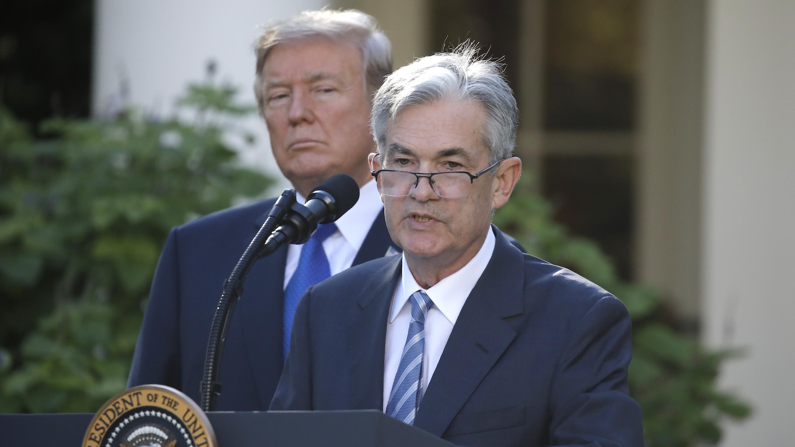Le président Donald Trump regarde Jerome Powell lors de son allocution à la Maison-Blanche, après la nomination de ce dernier à titre de président de la Réserve fédérale américaine.