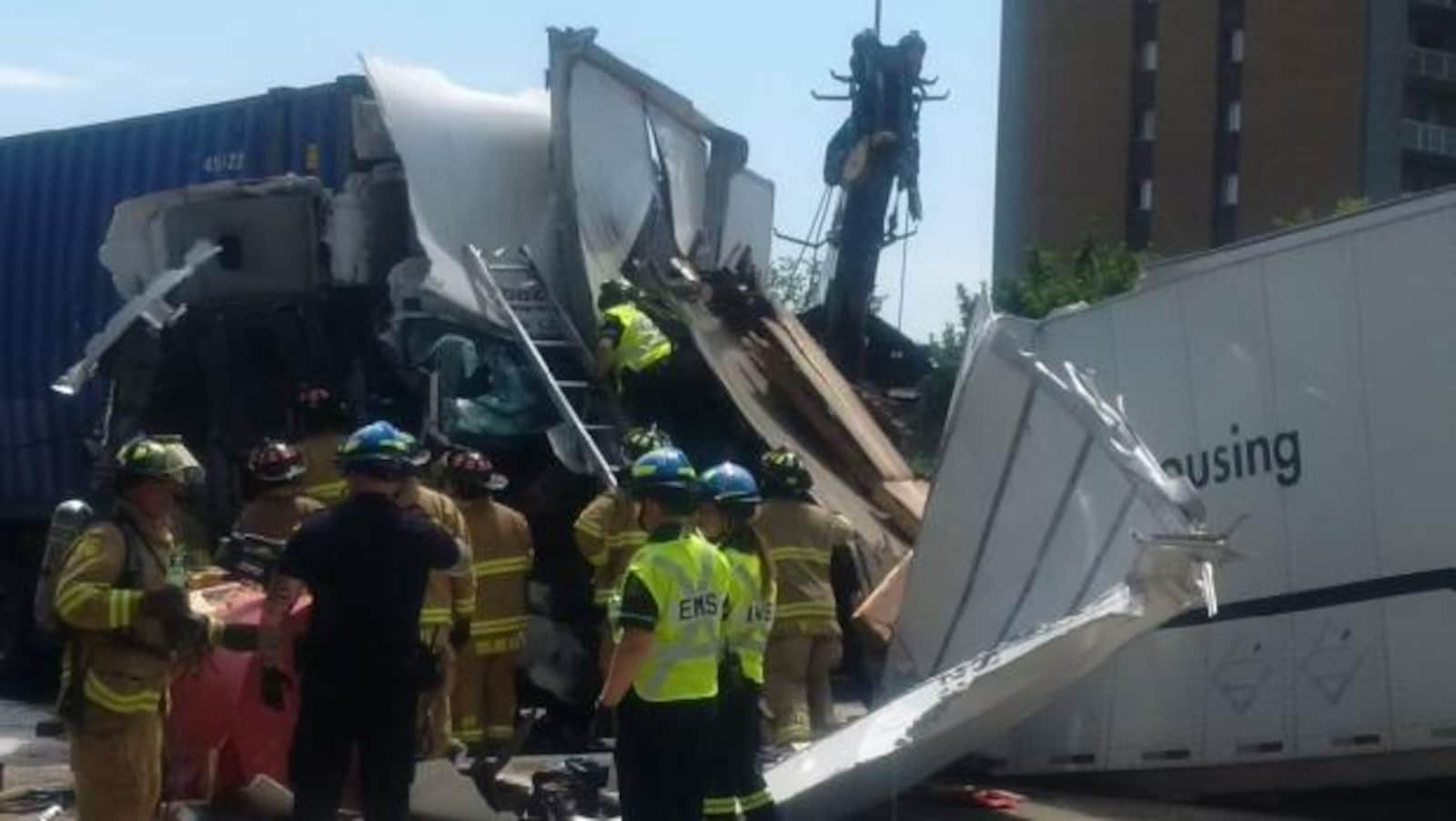 Une scène de carambolage de camions.
