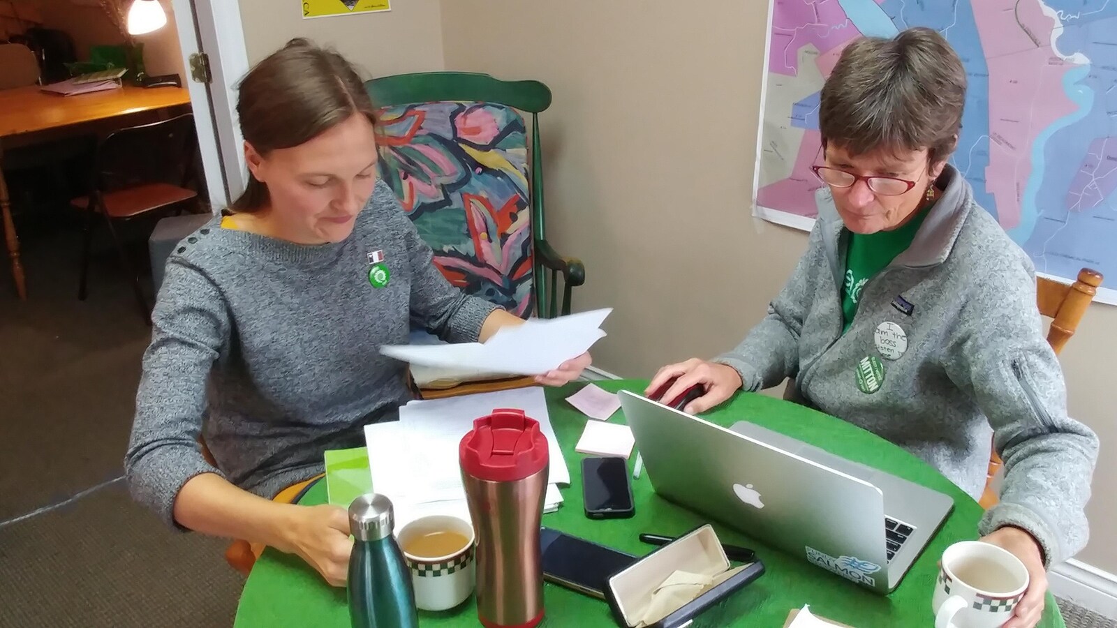 Megan Mitton et Sabine Dietz, assise côte à côte, révisent des notes et des documents à l'ordinateur.