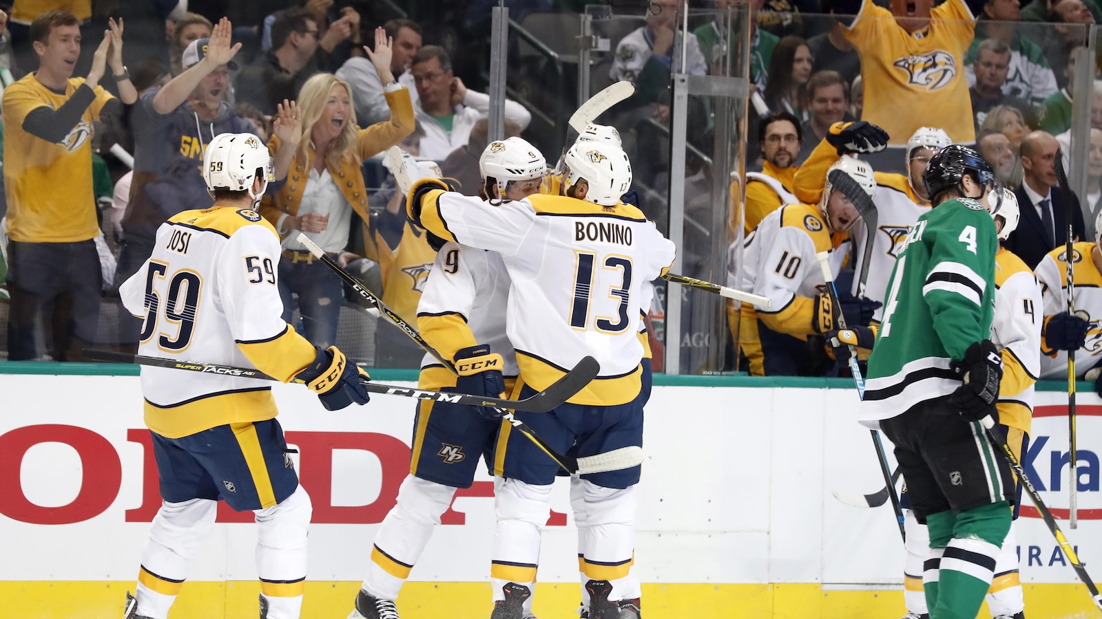 Les trois joueurs des Predators se sautent dans les bras.