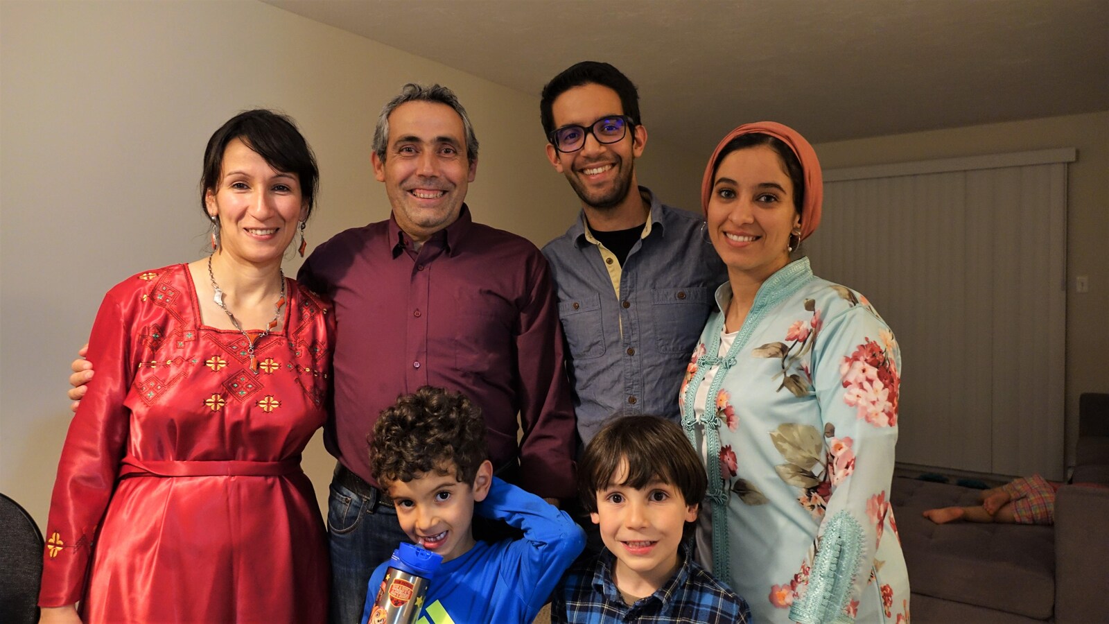 Les deux familles posent ensemble.