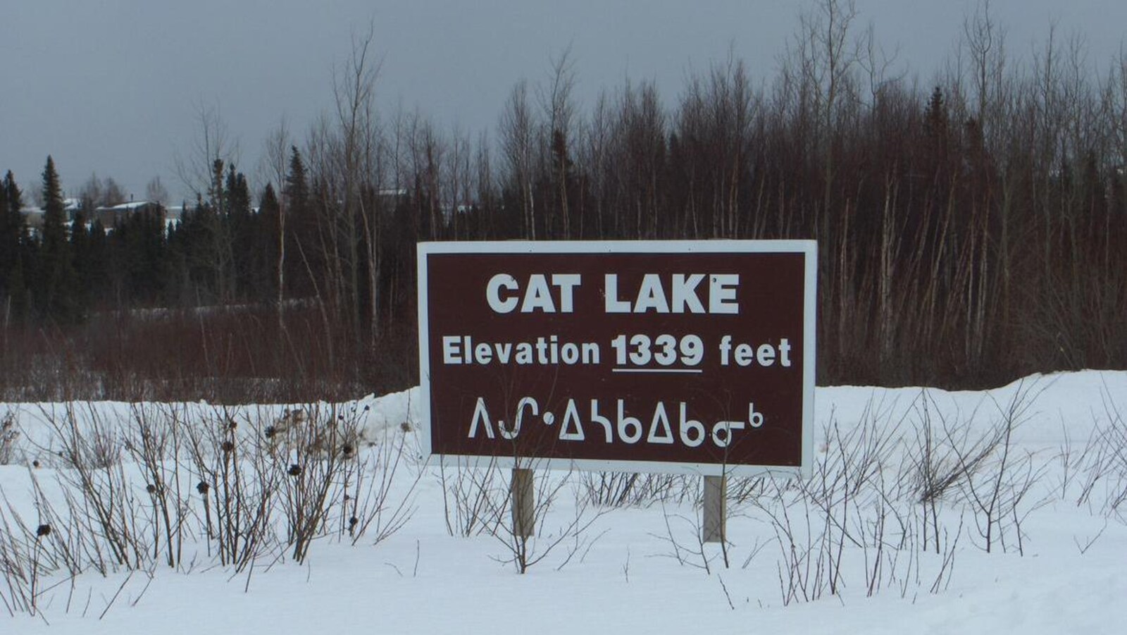 Une pancarte indiquant le nom et l'emplacement de la Première Nation de Cat Lake