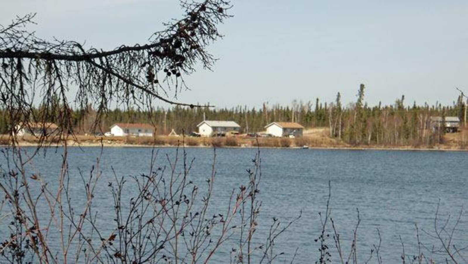 Des maisons sur le bord d'un lac.