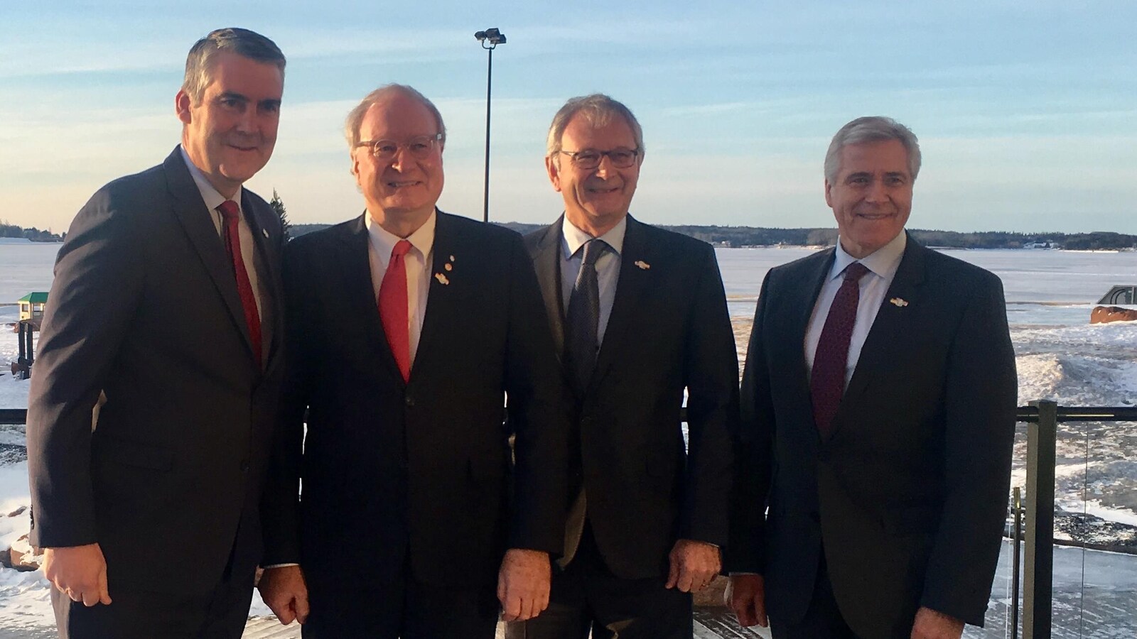 Photo de groupe des quatre premiers ministres sur le front de mer de Charlottetown