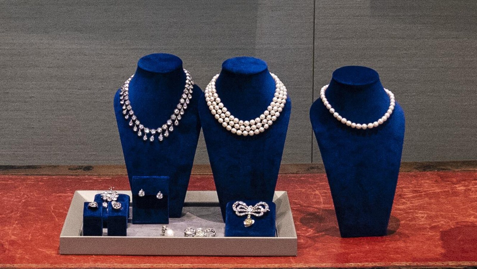 Des bijoux exposés sur une table.