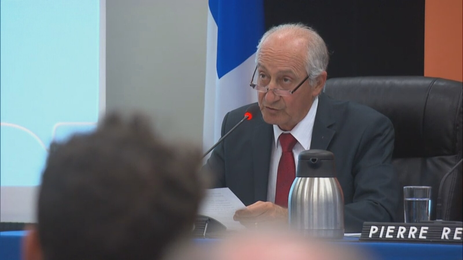 Joseph Zayed présente le déroulement de la commission d'enquête du Bureau d'audiences publiques sur l'environnement à Lac-Mégantic.