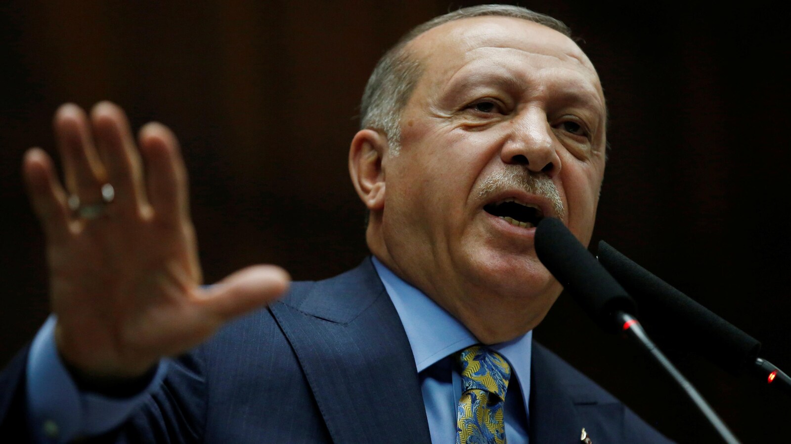 Le président turc Tayyip Erdogan s'adresse aux parlementaires de son parti au pouvoir, l'AKP, lors d'une réunion au parlement turc à Ankara, Turquie, le 23 octobre 2018.