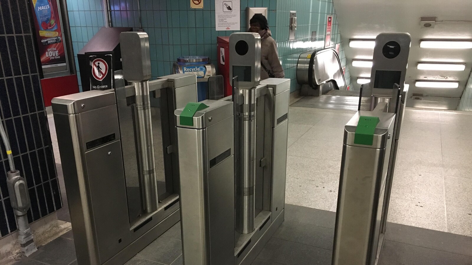 Photo montrant des portes Presto grandes ouvertes dans une station de métro.