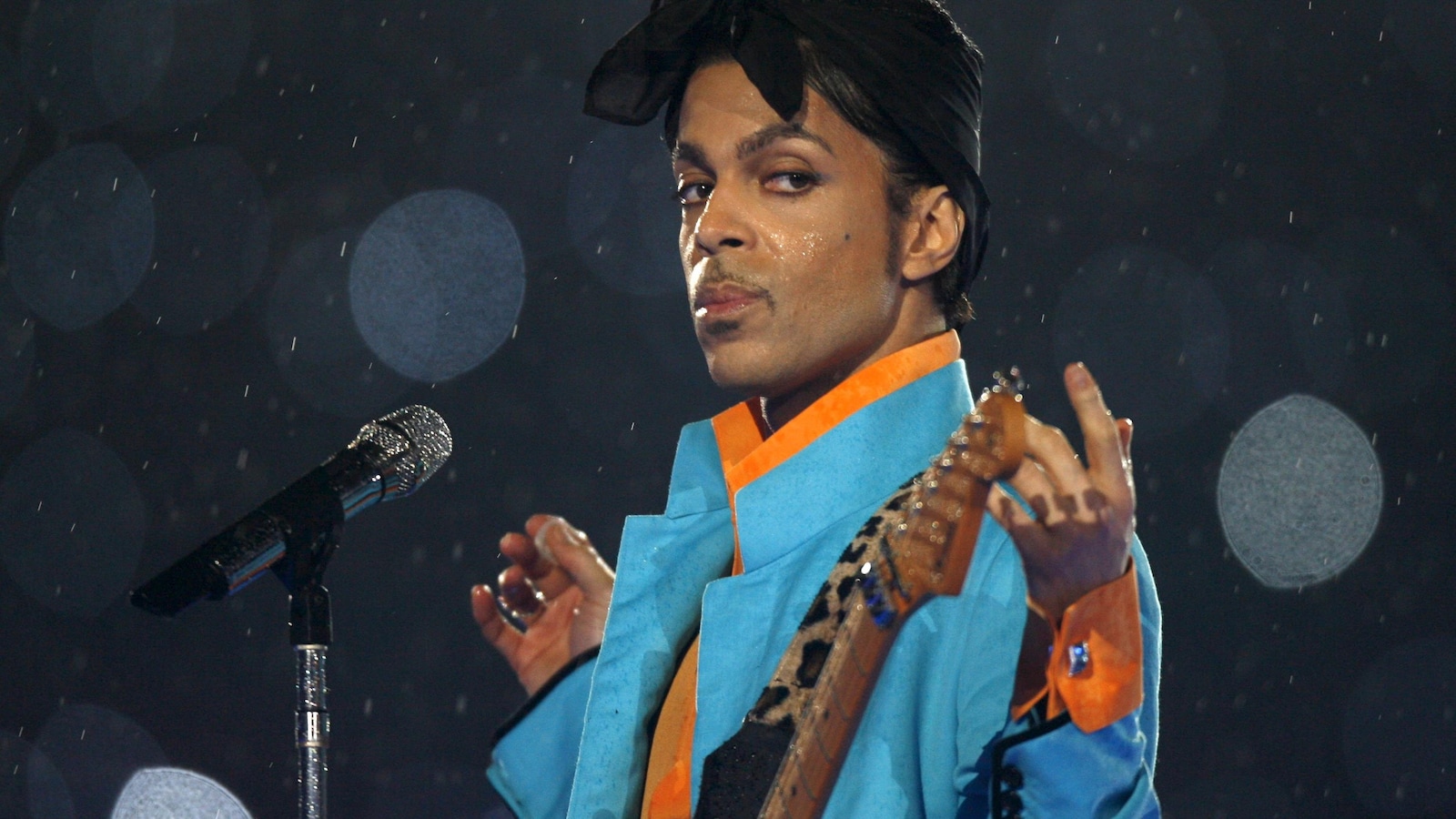 Prince lors du spectacle de la mi-temps au Super Bowl 2007.