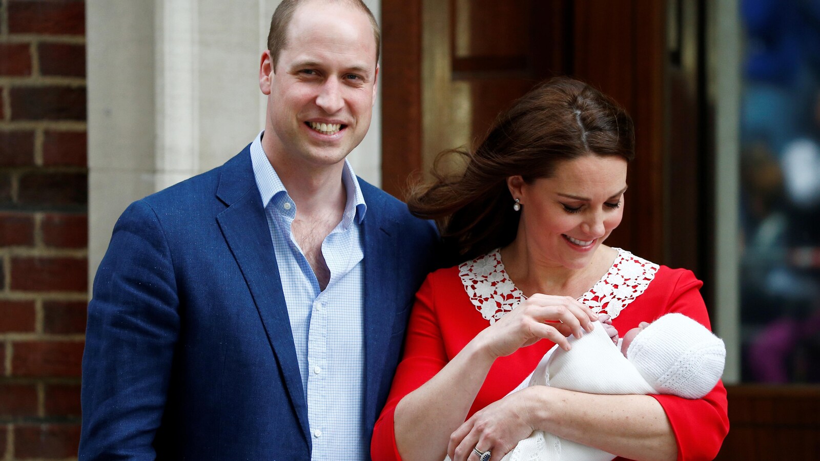 Le prince William accompagne Kate Middleton qui tient leur nouveau-né.