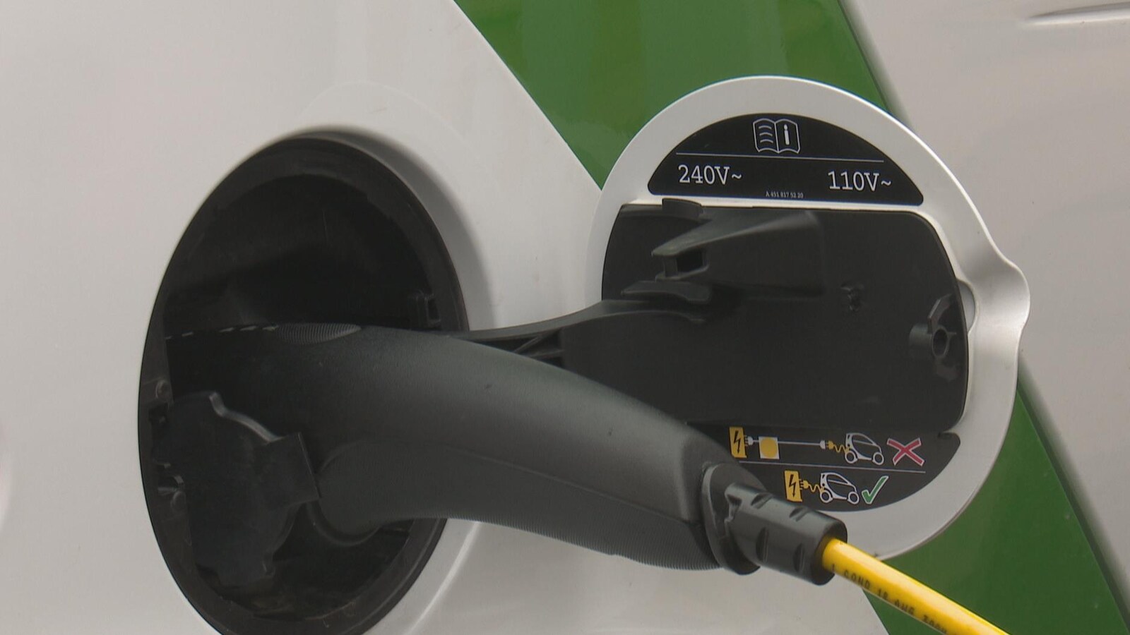 Prise de recharge sur une voiture électrique
