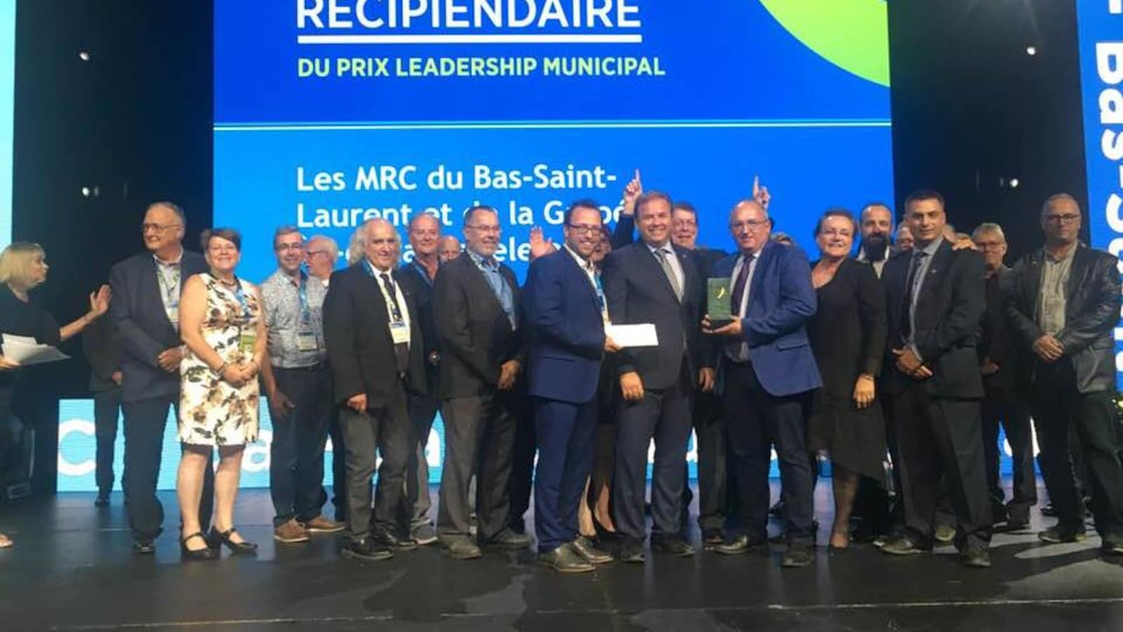 Les maires lors de la remise de leur prix sur scène