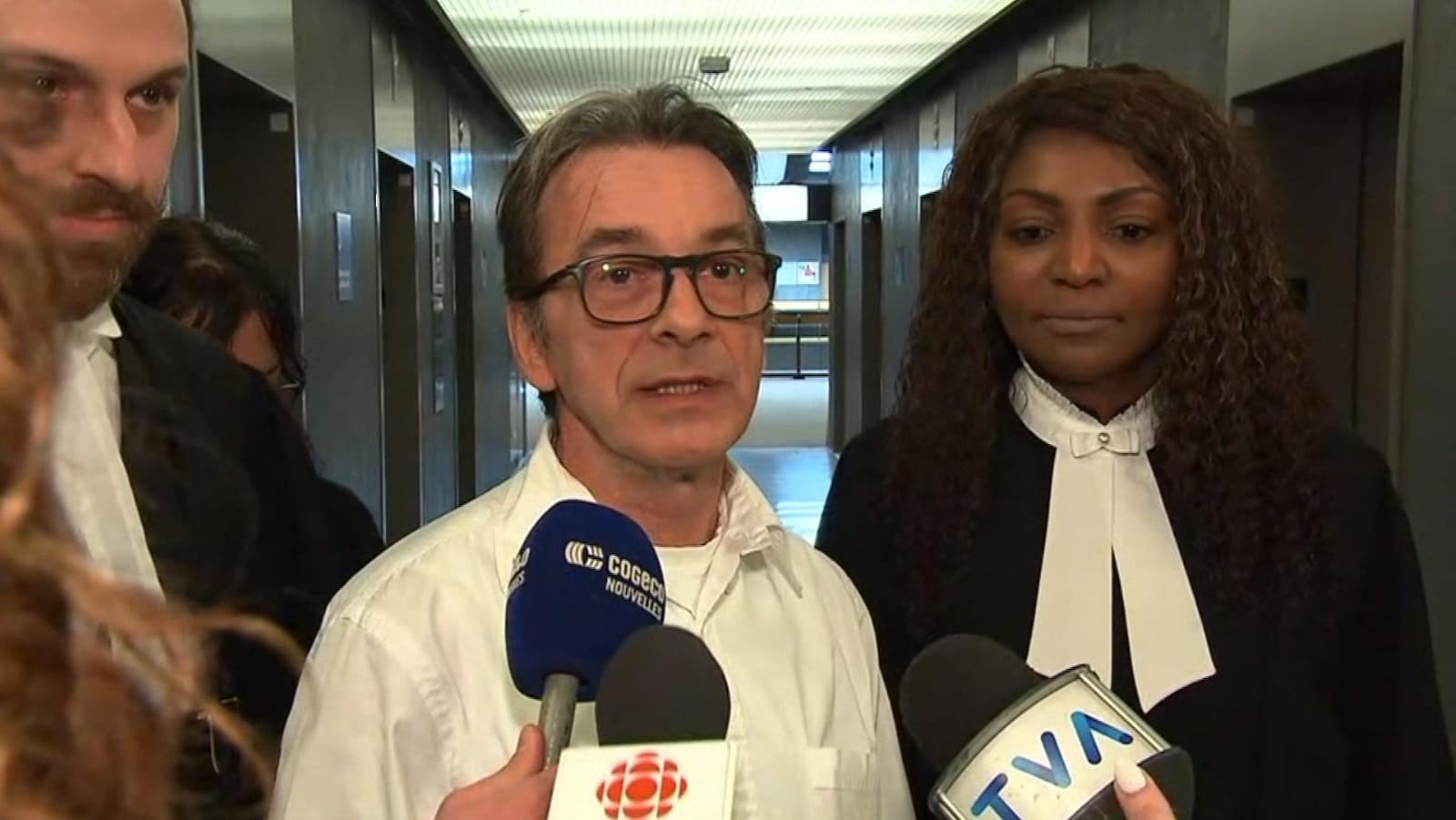 Michel Cadotte, en compagnie de ses avocats, répond aux questions des journalistes.