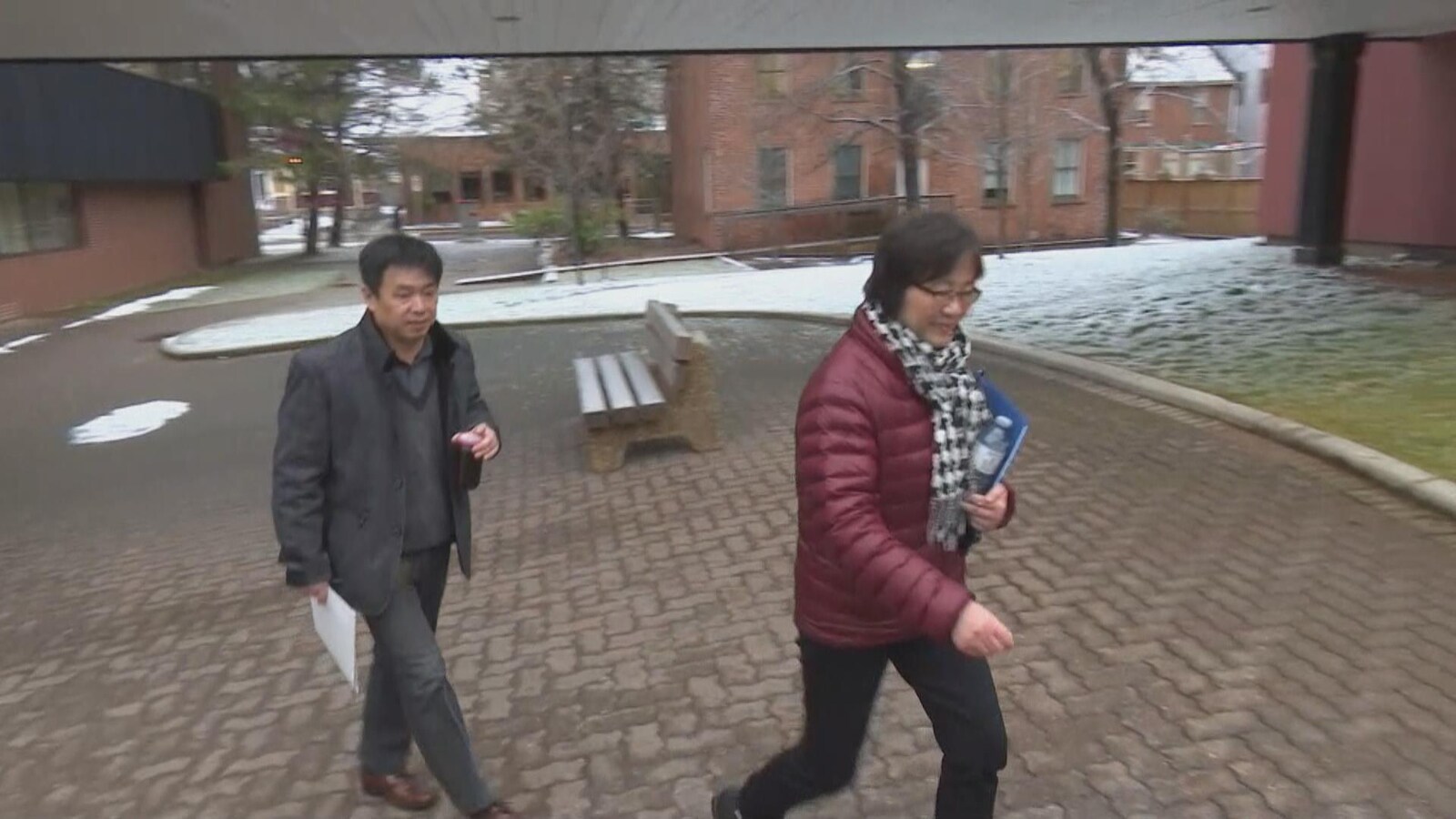 Yi Zhong et Ping Zhong arrivent au palais de justice de Charlottetown, à l'Île-du-Prince-Édouard.