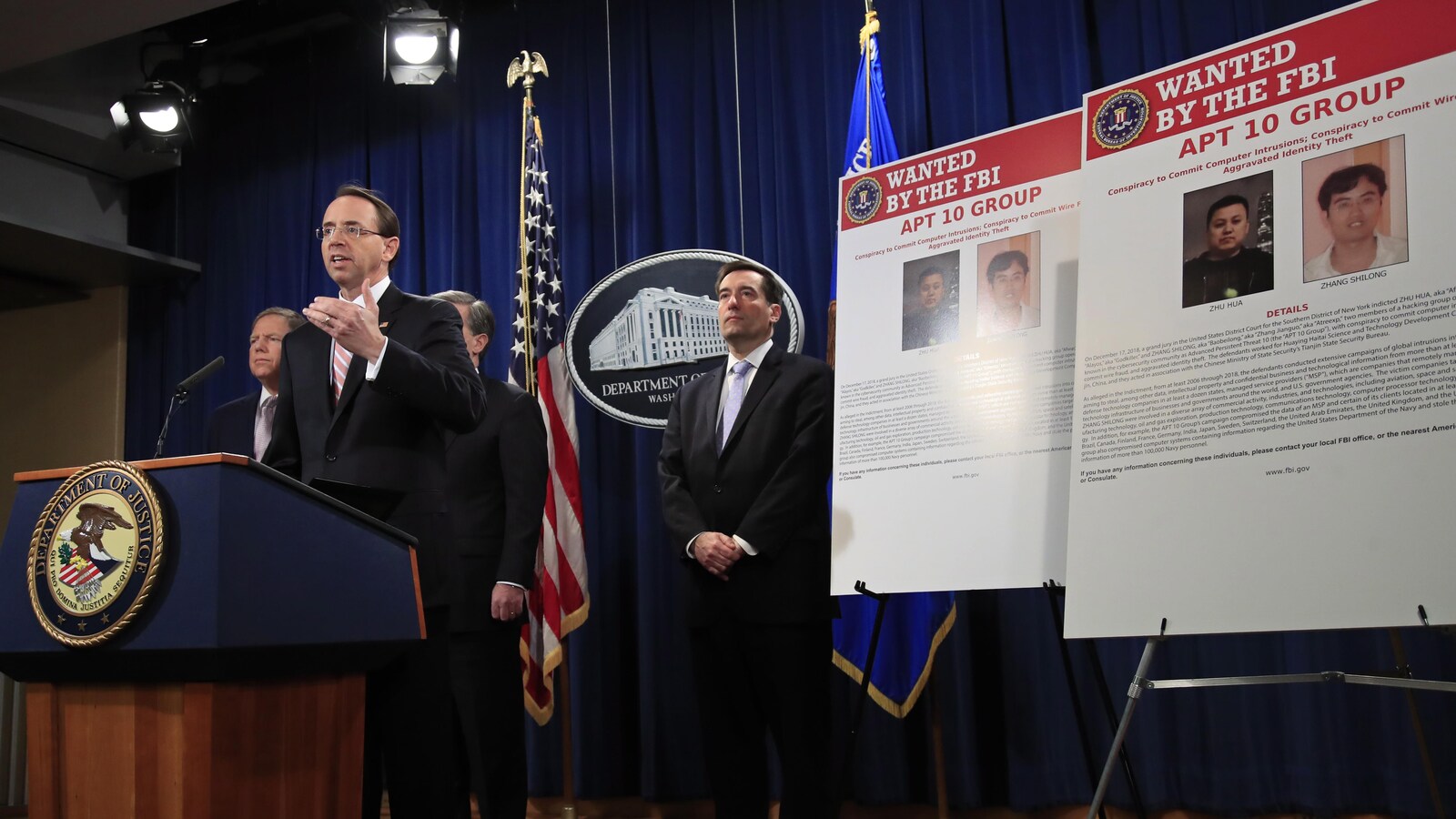 Le procureur général adjoint Rod Rosenstein lors d'une conférence de presse au département de la Justice à Washington, le jeudi 20 décembre 2018. Le département de la Justice accuse deux citoyens chinois d'avoir mené une vaste campagne de piratage informatique pour voler des données à des entreprises américaines.