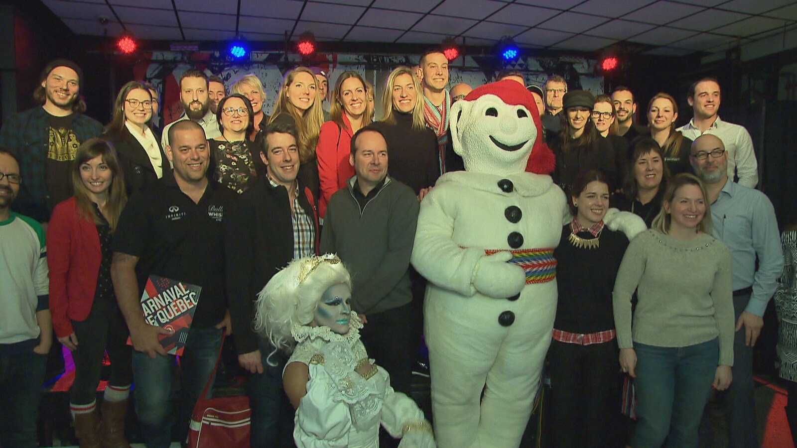 Bonhomme Carnaval pose pour les caméras en compagnie d’employés et de partenaires de la fête hivernale à l’issue d’une conférence de presse.