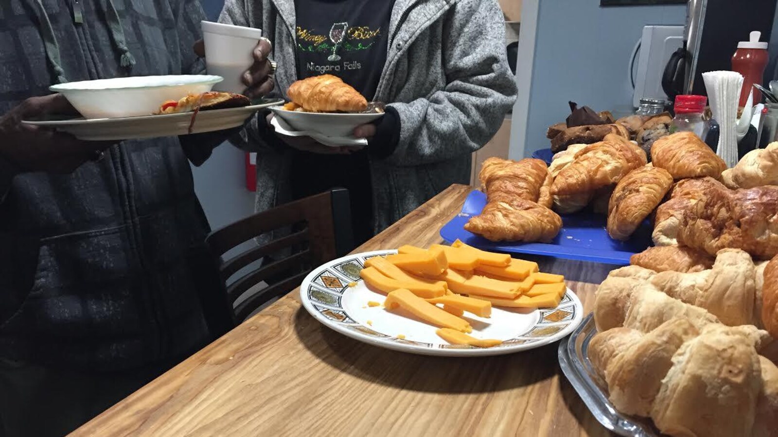 Des aliments dans des plats et des assiettes.
