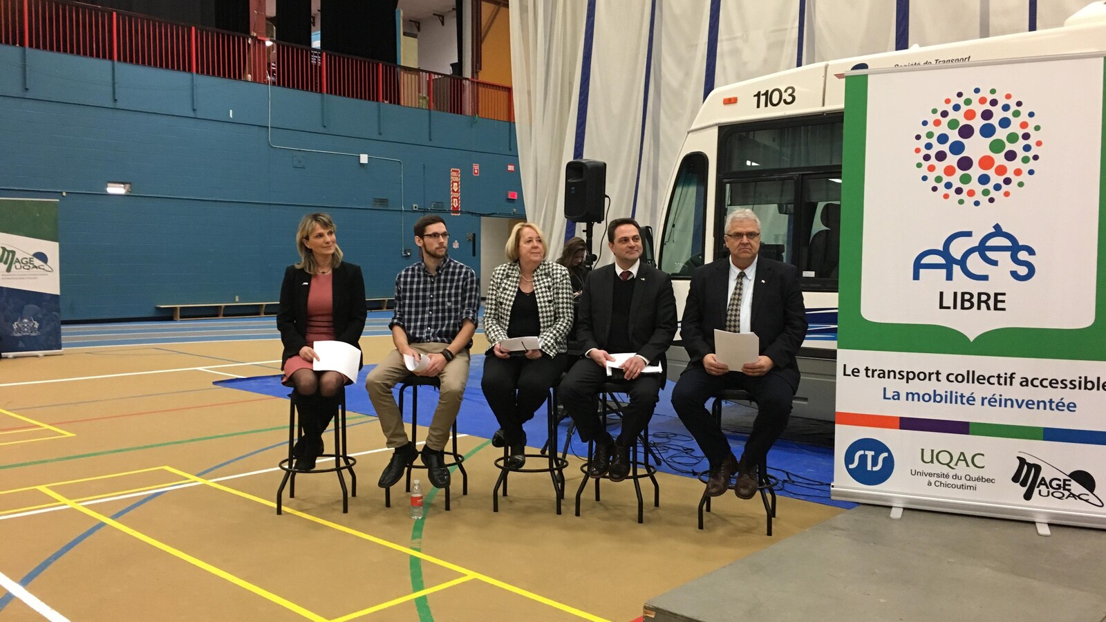 Cinq personnalités dont la mairesse Josée Néron ont participé à cette annonce de la Société de transport du Saguenay