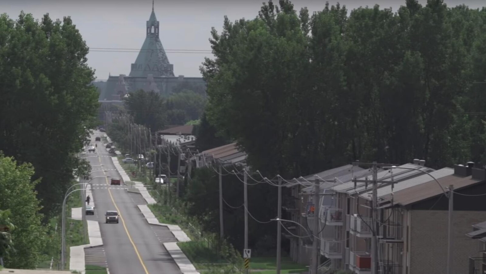 Vue en plongée de la rue du Saint-Maurice, dans le secteur de Cap-de-la-Madeleine à Trois-Rivières