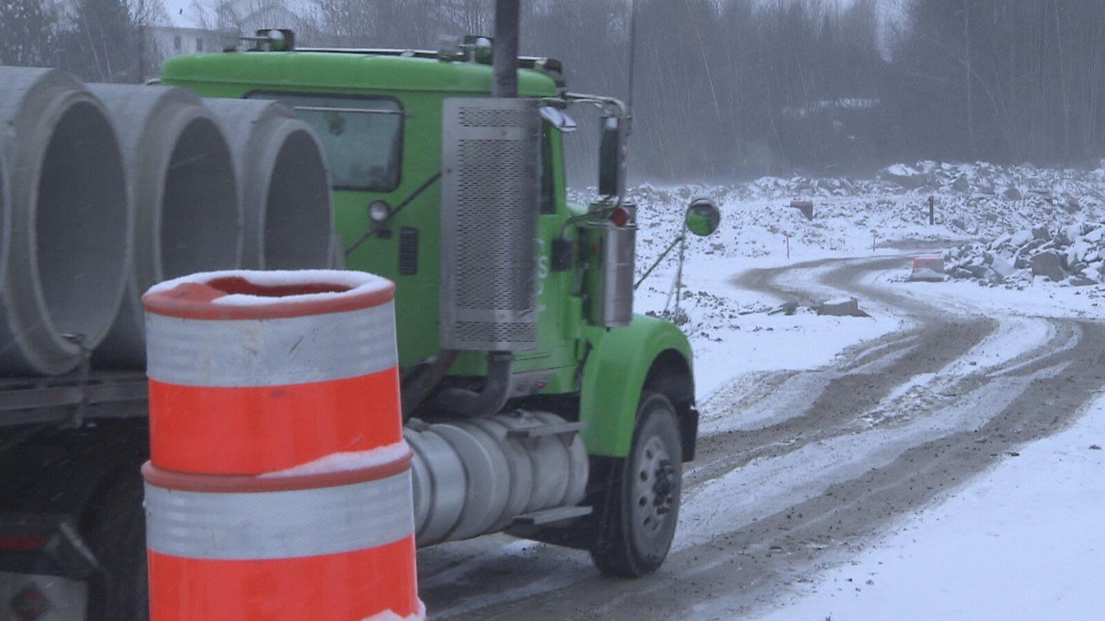 Un camion livre des canalisations de béton au chantier du prolongement du boulevard René-Lévesque à Sherbrooke.