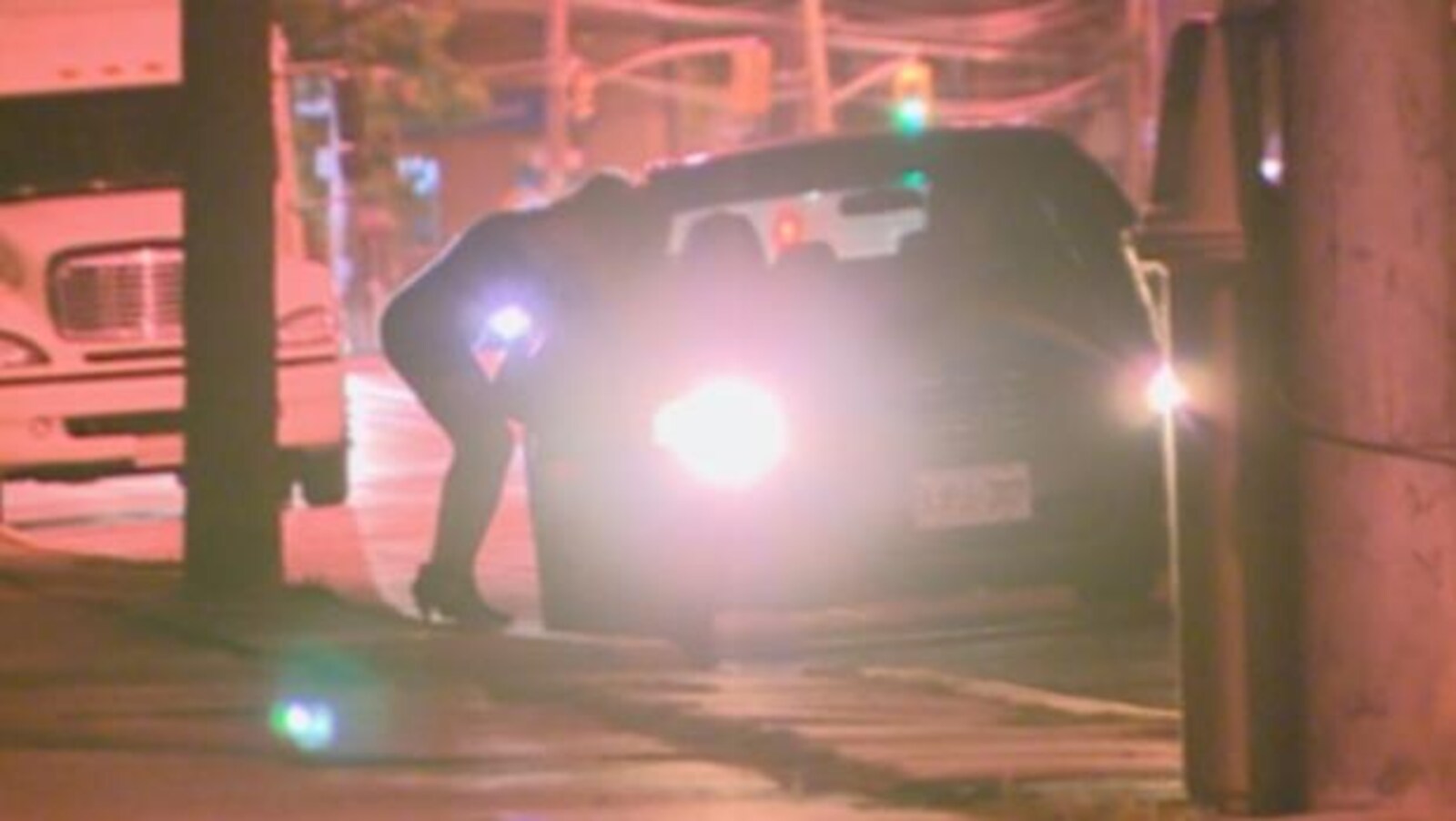 Une jeune femme sollicitée par un homme en voiture.