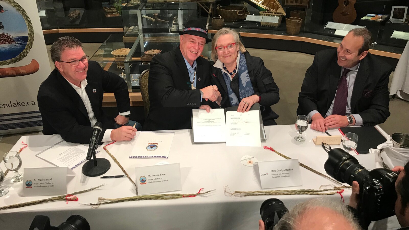 Le grand chef de la Nation huronne-wendat, Konrad Sioui, et la ministre des Relations Couronne-Autochtones, Carolyn Bennett.