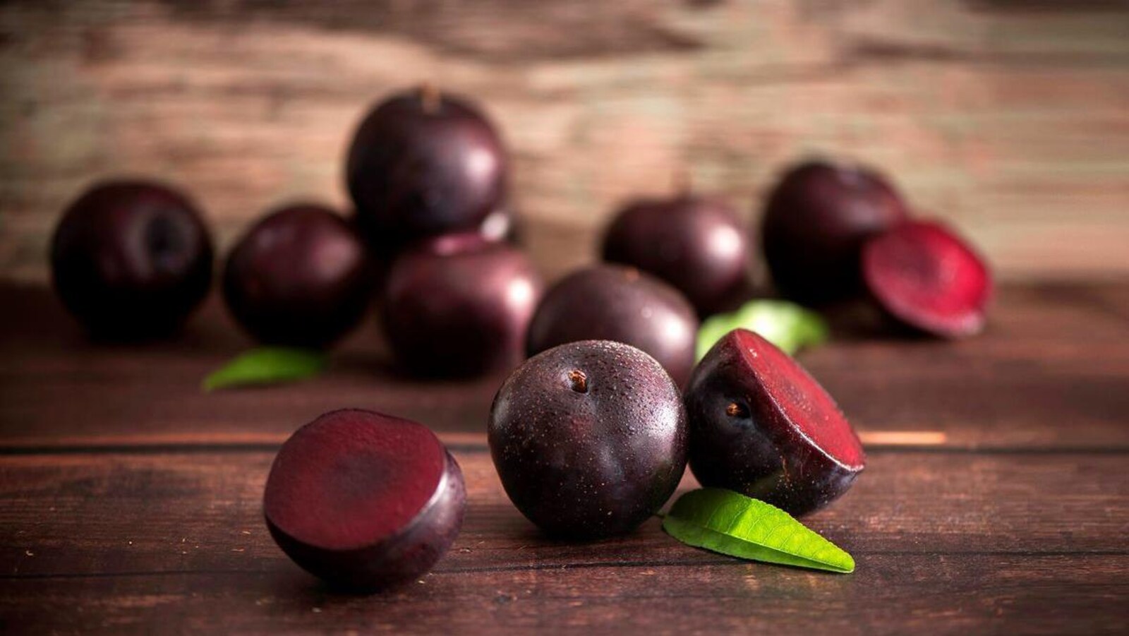 Des fruits mauves coupés en deux.