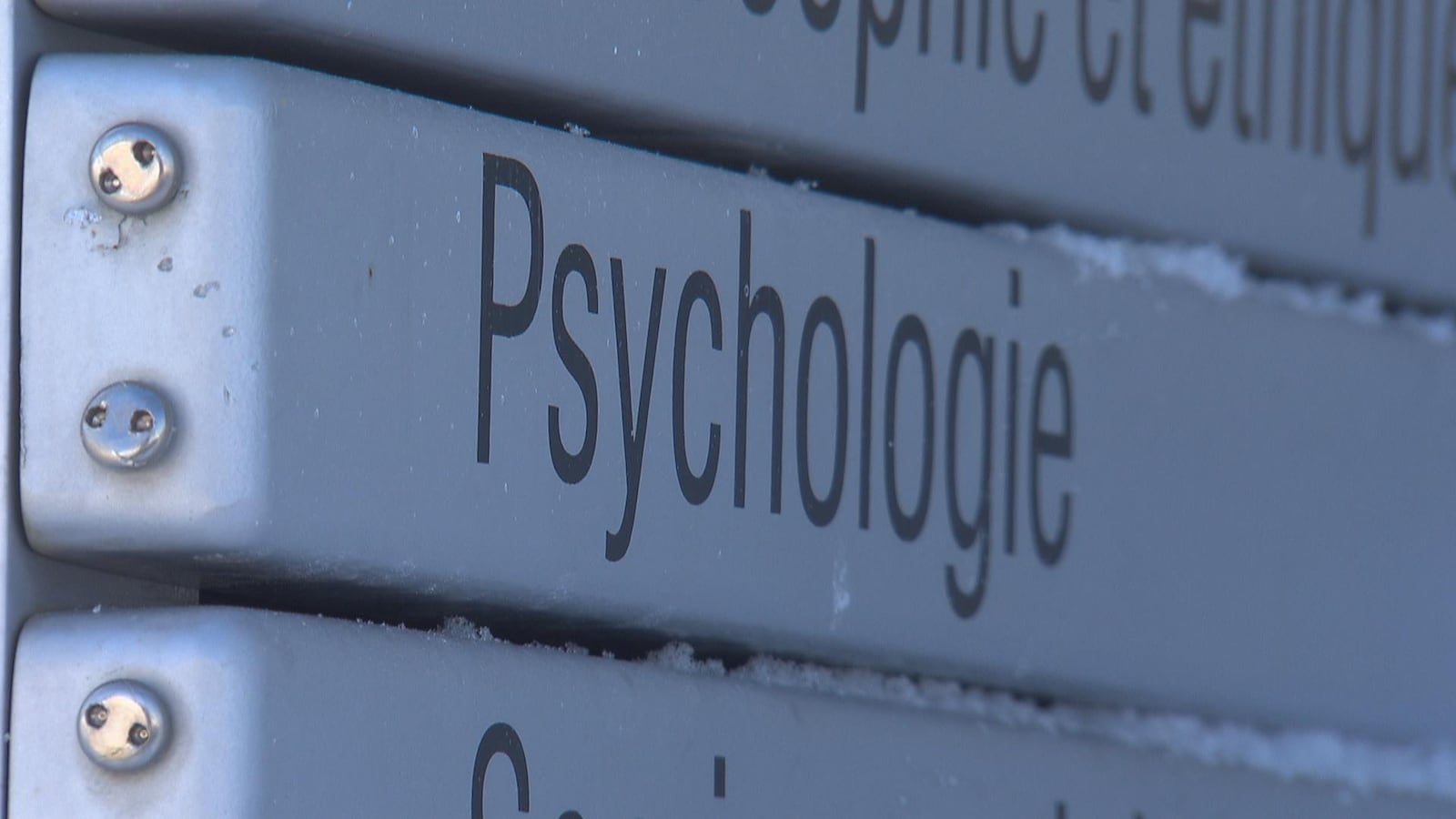 Sur une quarantaine d'internes inscrits l'an prochain, la moitié n'aurait pas accès à la bourse de 25 000 $ promise par Québec. Ici, on voit une affiche du département de psychologie de l'Université de Sherbrooke.