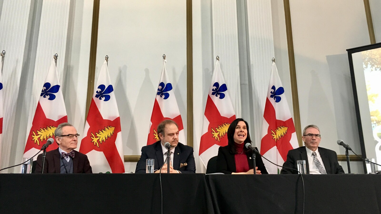De gauche à droite : le directeur général de la Ville de Montréal, Alain Maroux, le président du comité exécutif, Benoit Dorais, la mairesse, Valérie Plante, et le directeur du Service des finances Yves Courchesne.