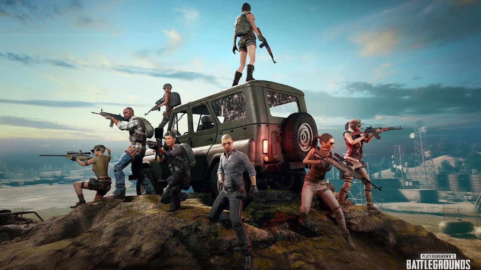 Une capture d'écran du jeu vidéo PlayerUnknown's Battlegrounds montre huit personnages placés autour d'un véhicule utilitaire sport qui pointent diverses armes devant eux alors qu'ils sont au sommet d'une montagne.