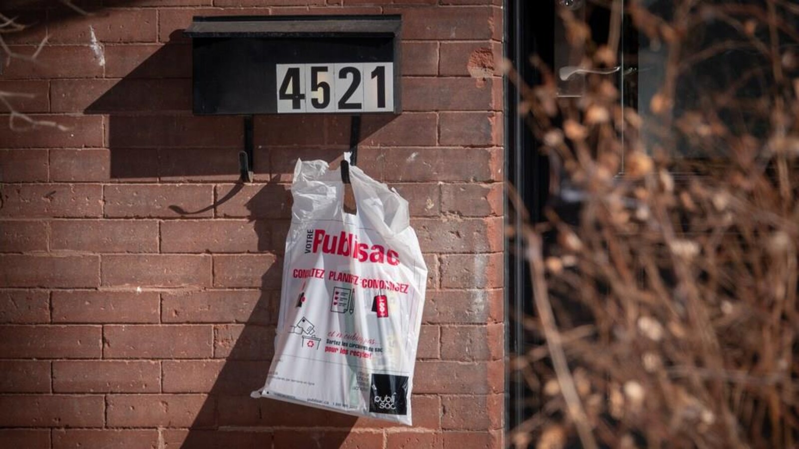 Un Publisac attaché à une boîte aux lettres résidentielle.