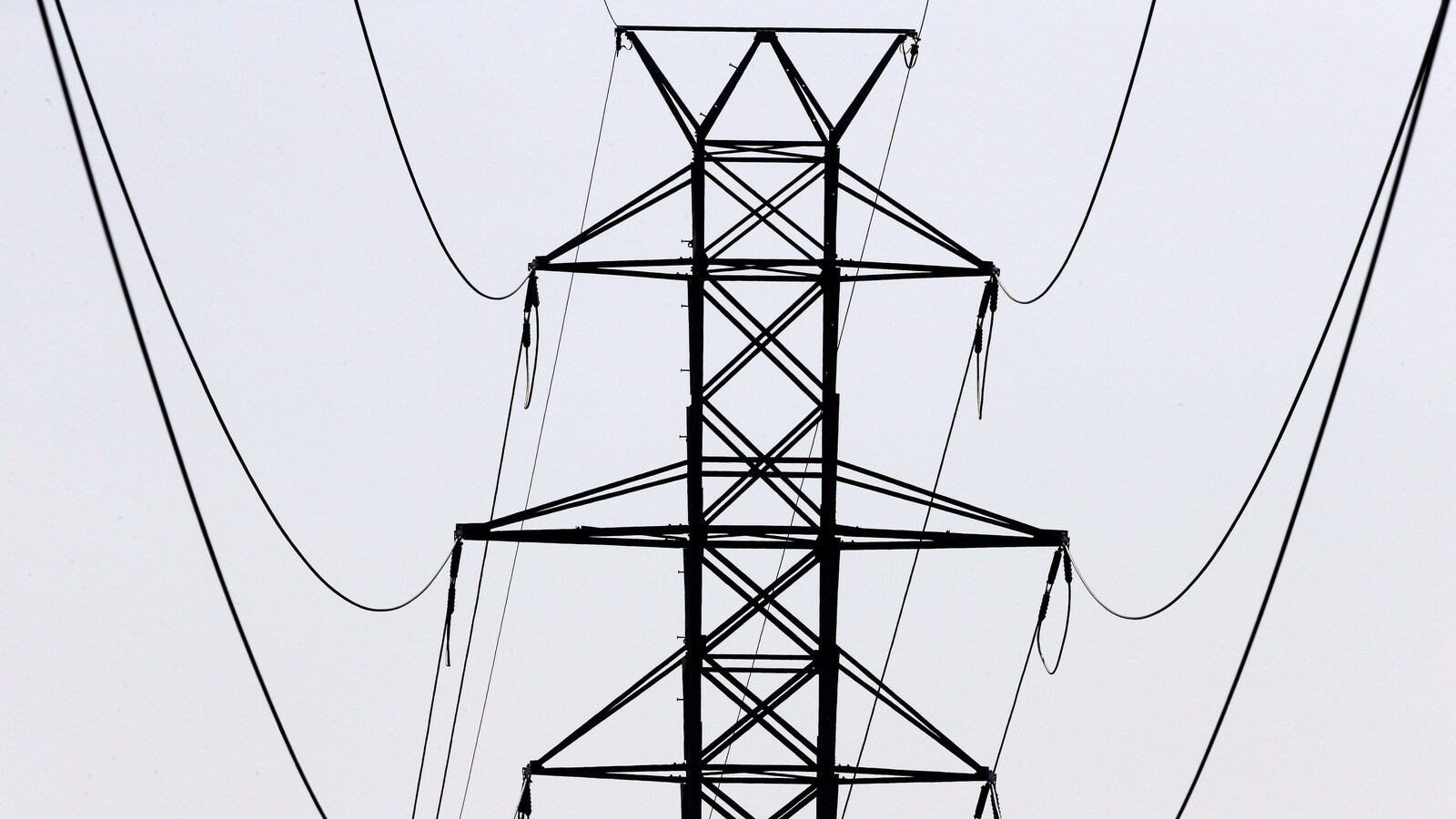 Un pylône et des lignes de transmission électriques