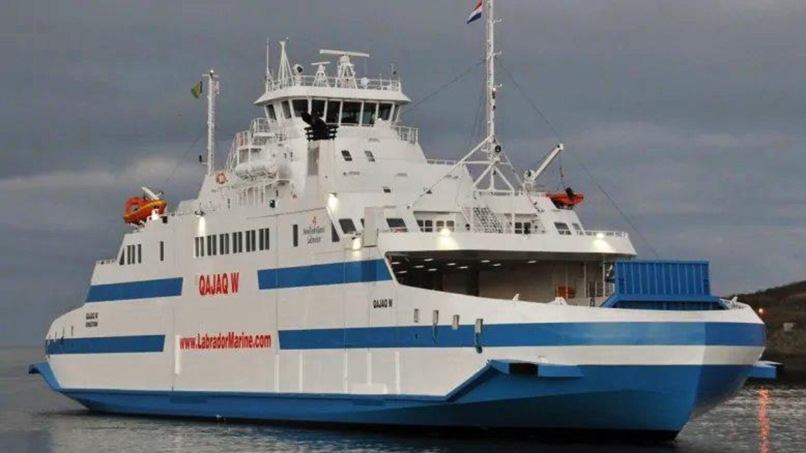 Un bateau a deux étages.