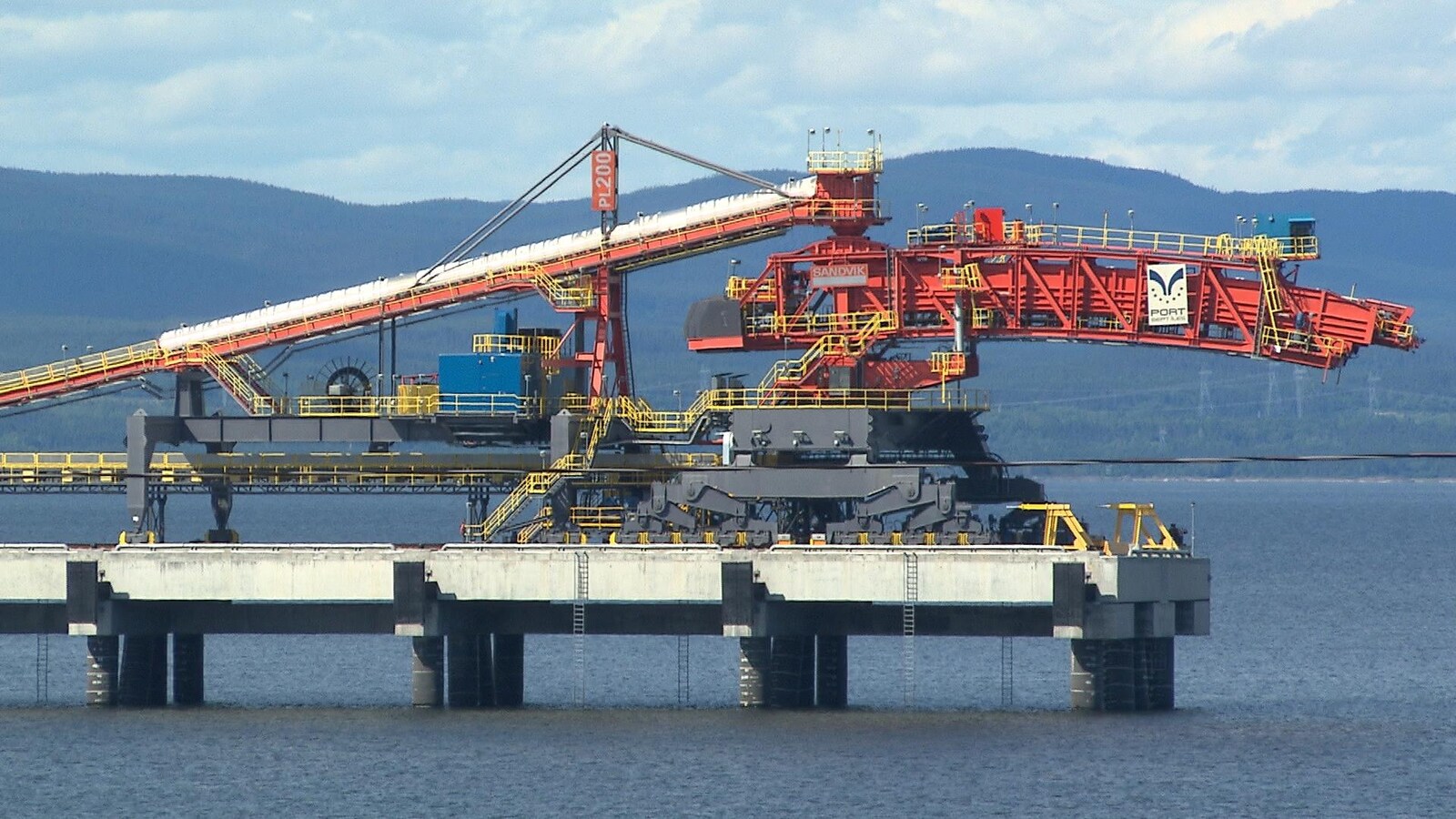 Machine pour le chargement de minéraliers au port de Sept-Îles.