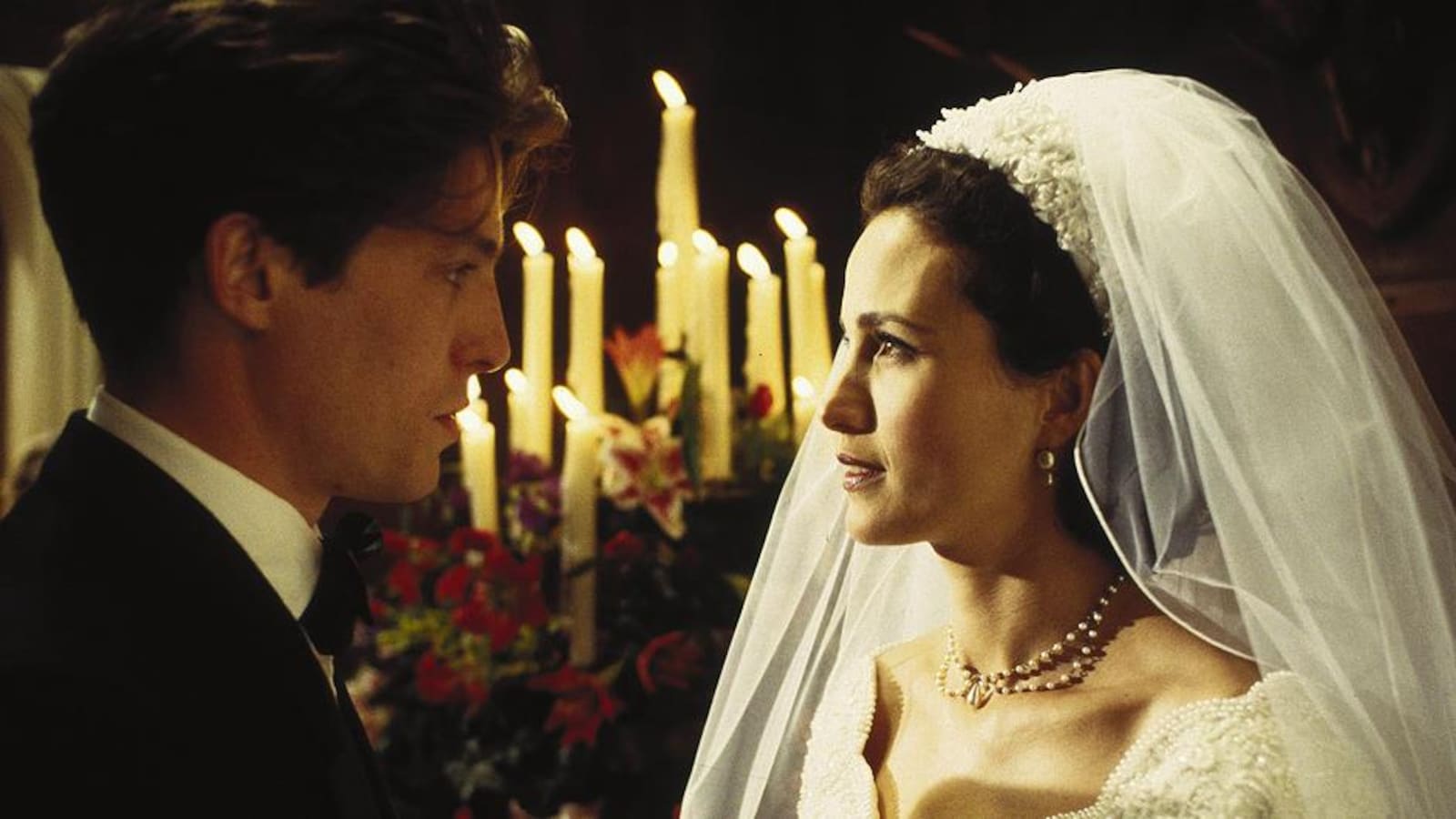 Hugh Grant et Andie MacDowell en robe de mariée.