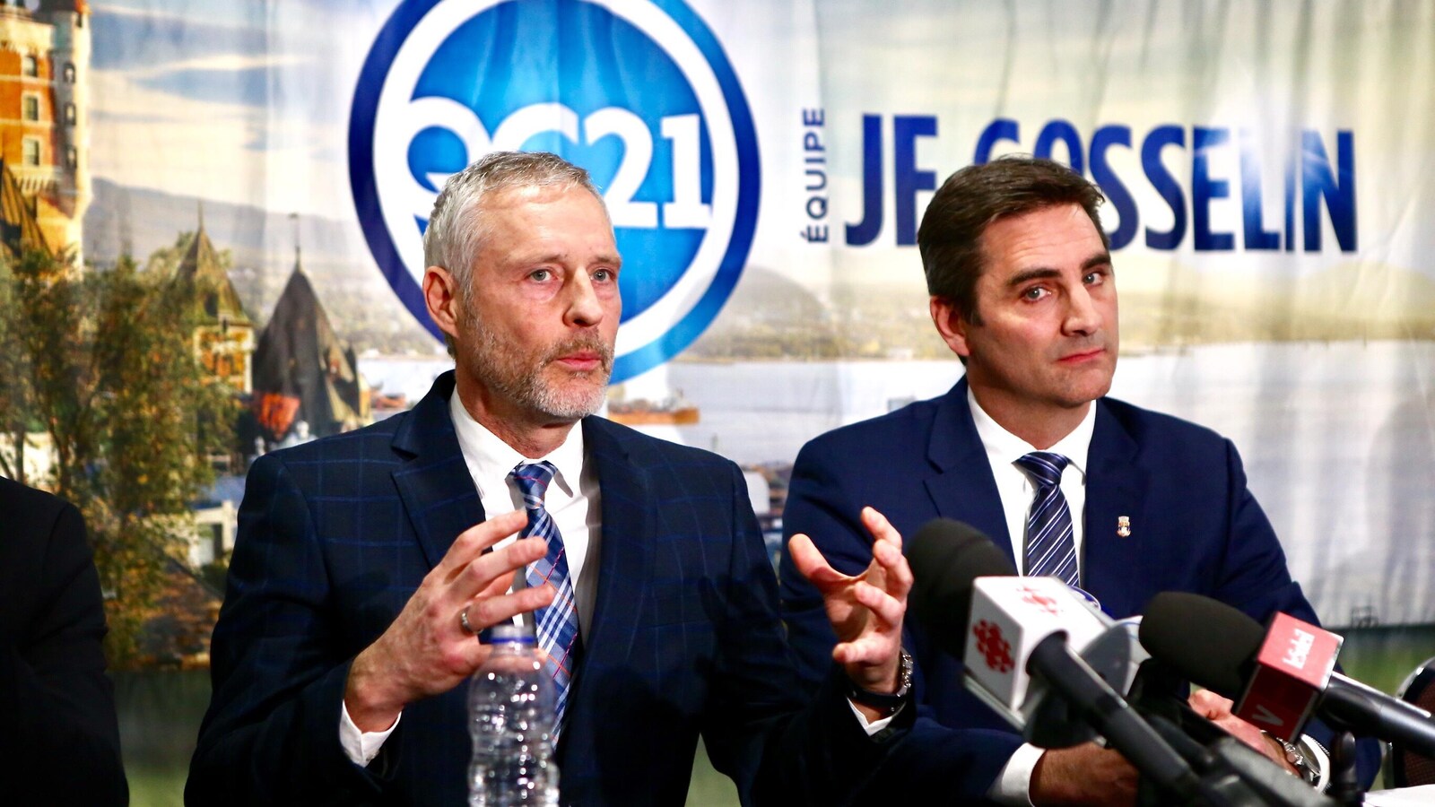 Richard Côté, conseiller spécial de Québec 21 en compagnie du chef Jean-François Gosselin, lors d'un point de presse