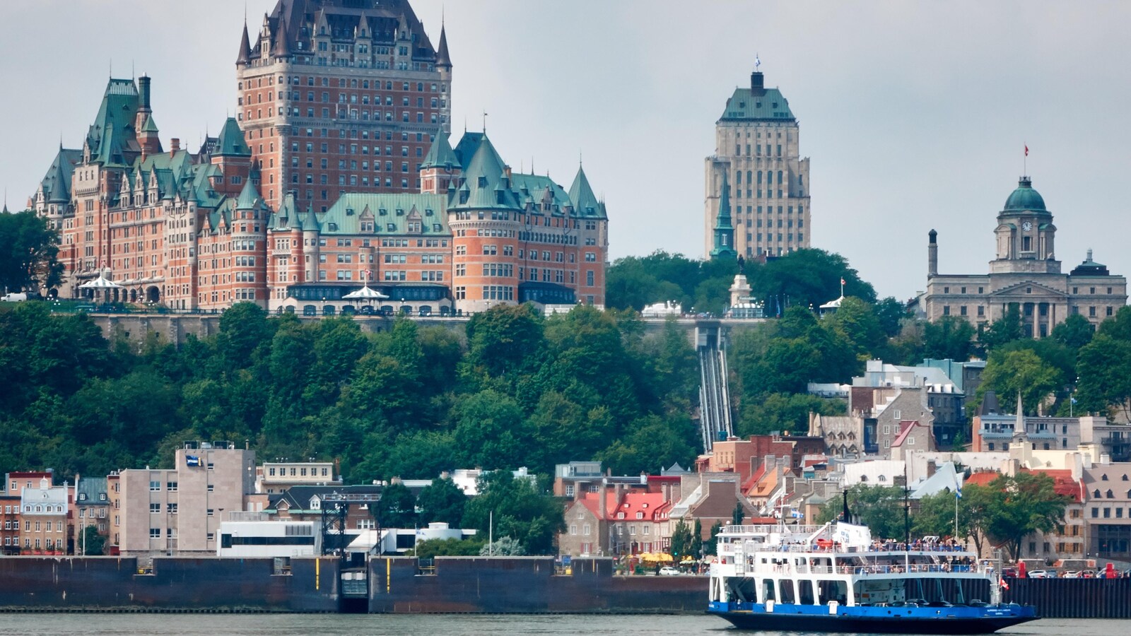 Le château, vu du fleuve.