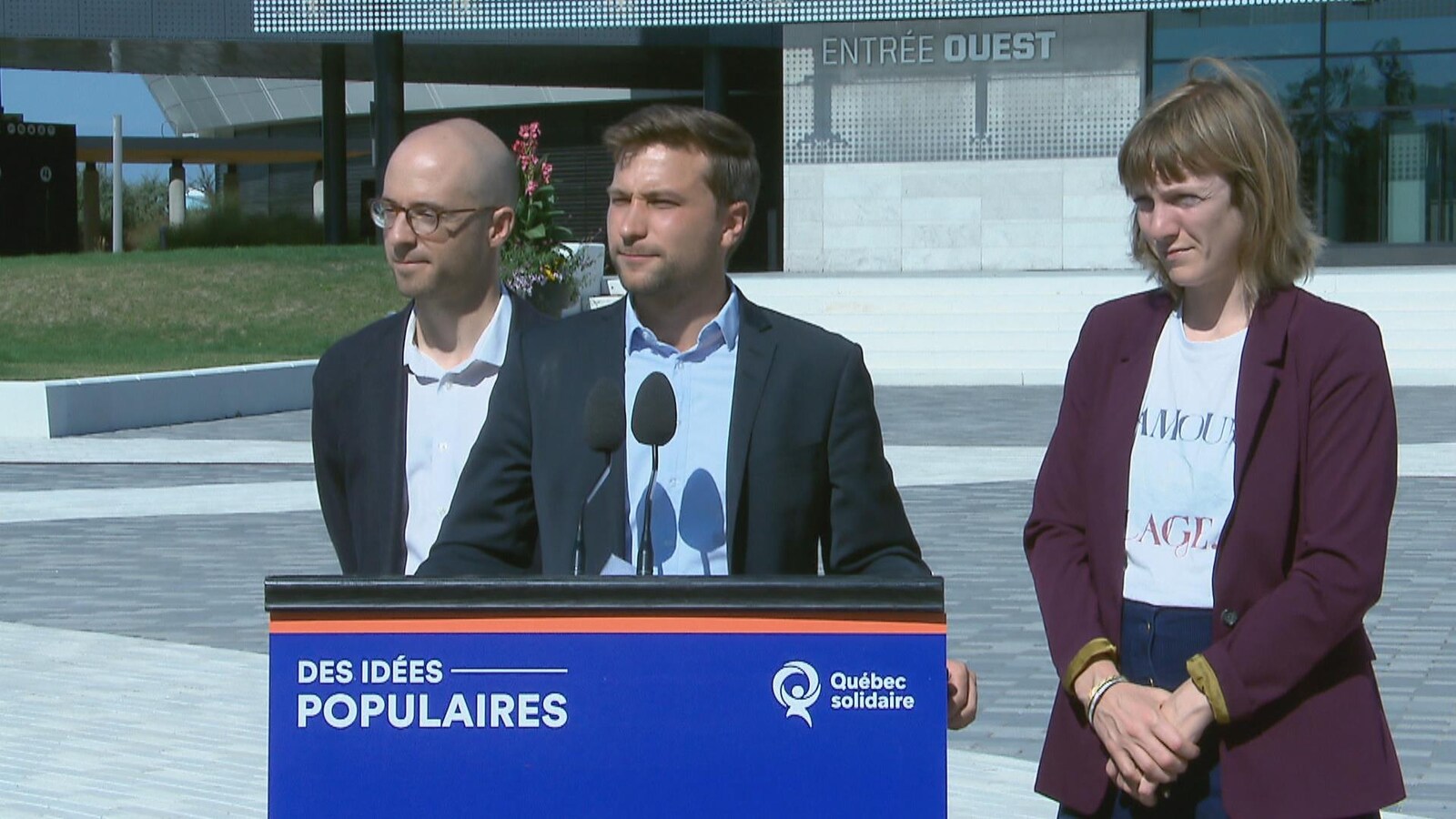 Gabriel Nadeau-Dubois, flanqué des candidats Sol Zanetti et Catherine Dorion