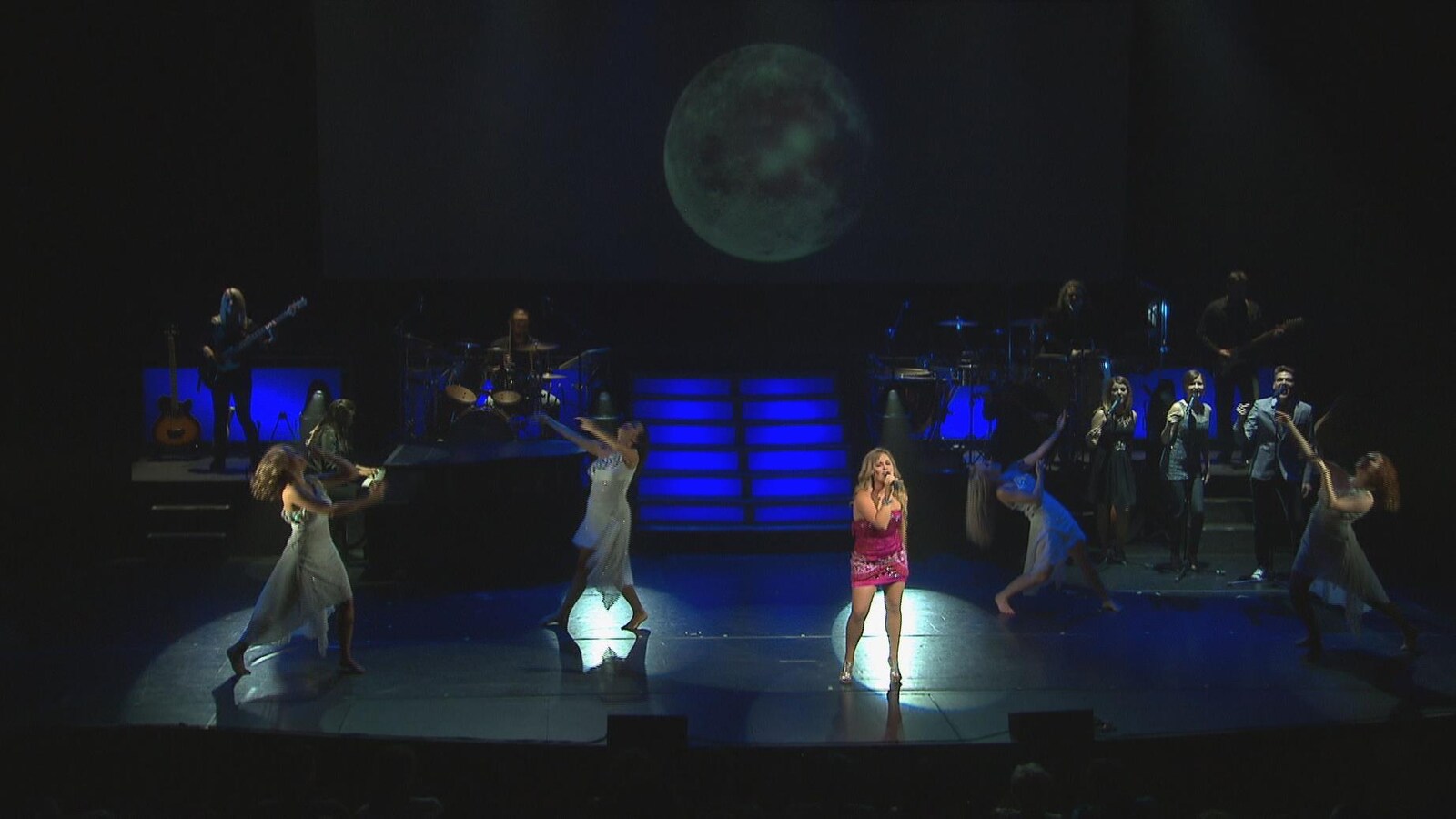 Une chanteuse lors du spectacle De Céline Dion à La Bolduc de Québec Issime