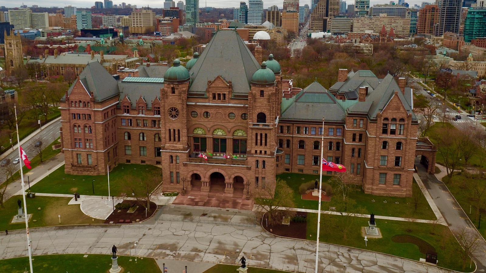 vue aérienne de l'édifice législatif de l'Ontario.
