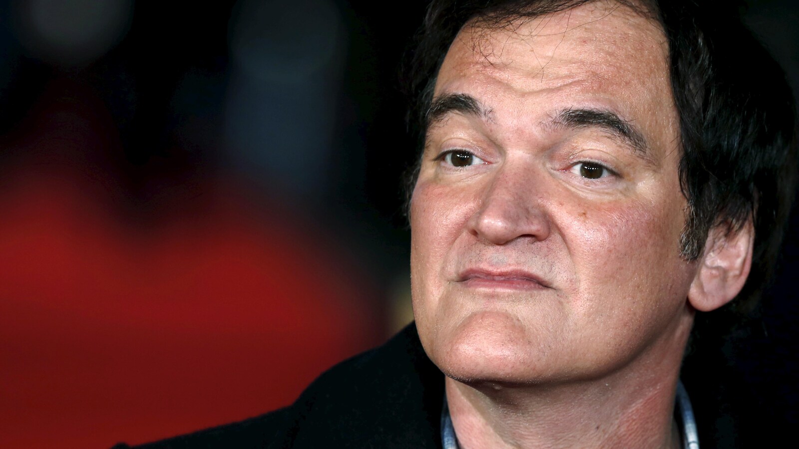 Le réalisateur Quentin Tarantino prend la pose sur le tapis rouge de <i>Hateful Eight</i> à Londres, en 2014.