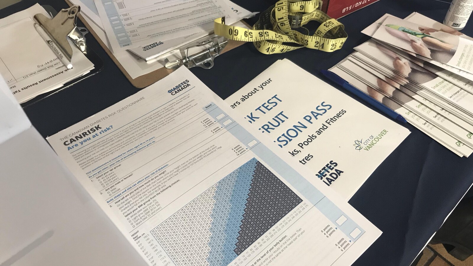 Des feuilles et des brochures sur une table.