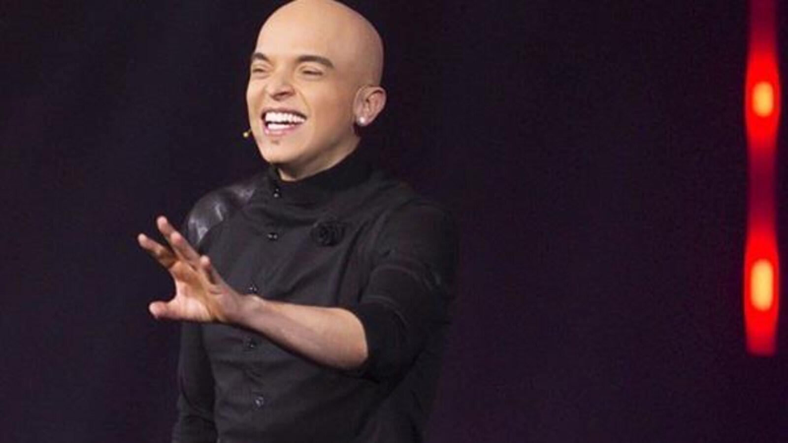 L'humoriste Rachid Badouri sur scène.