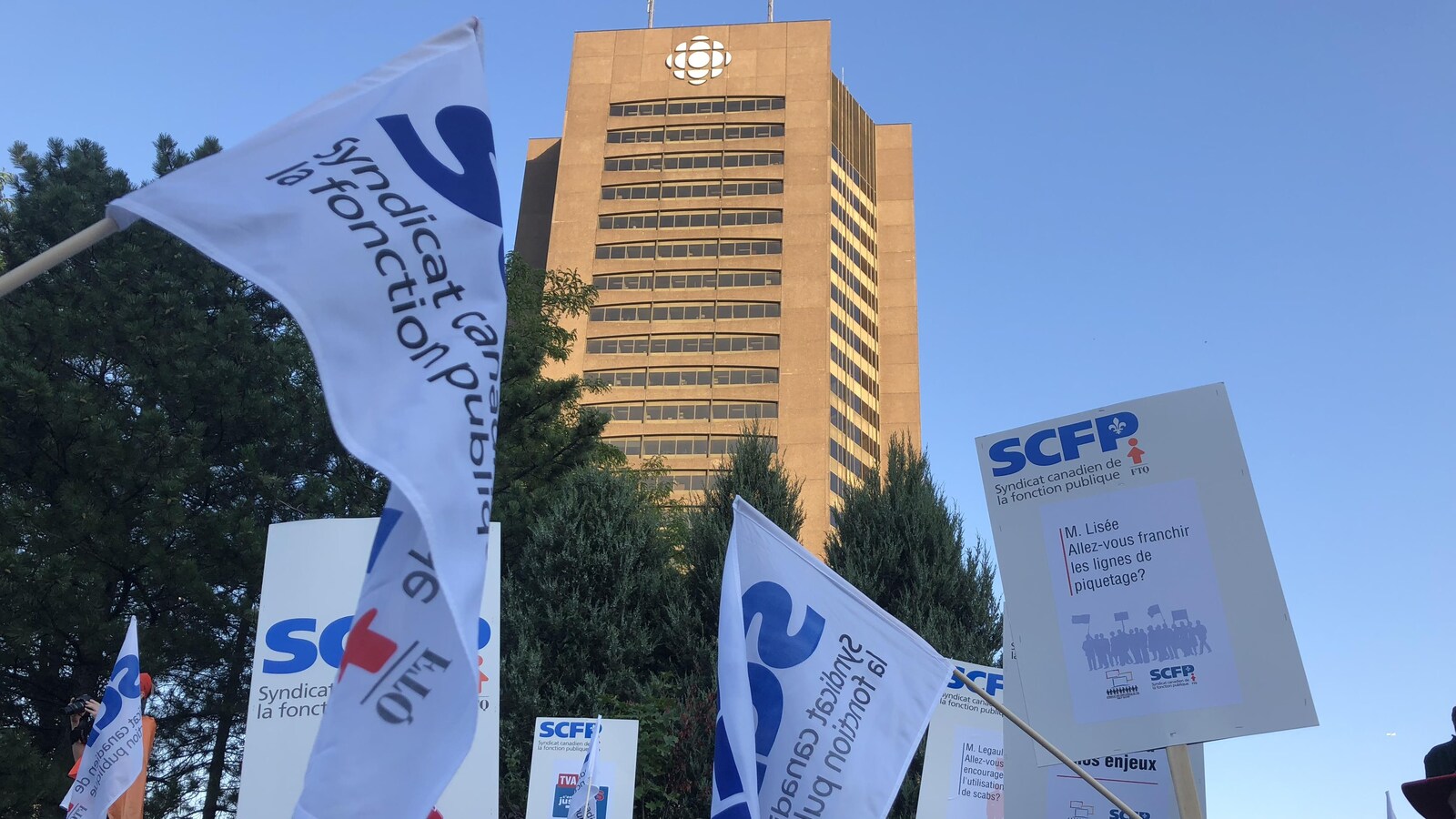 Des manifestants devant Radio-Canada