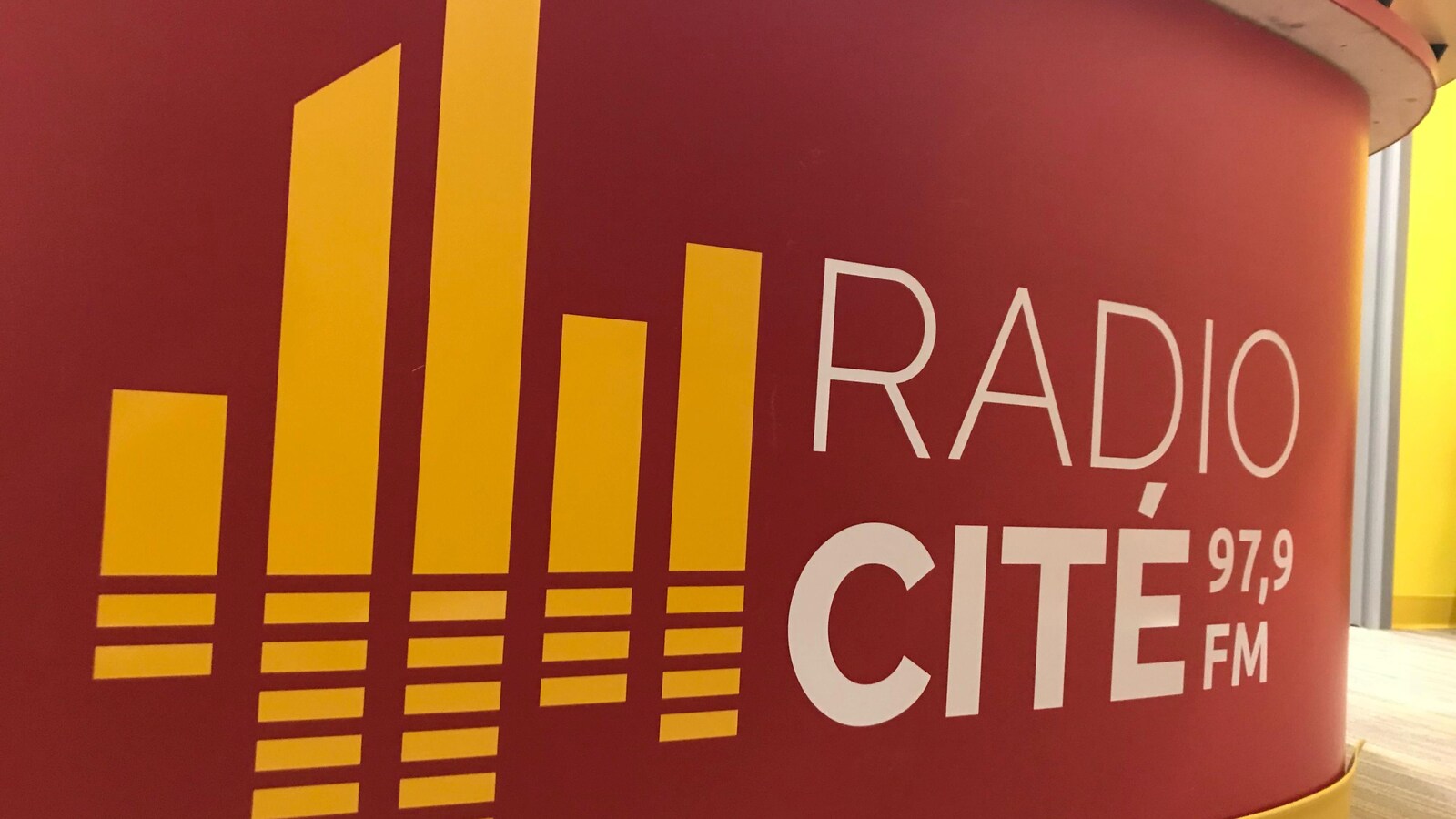 Mur peint aux couleurs de Radio Cité.
