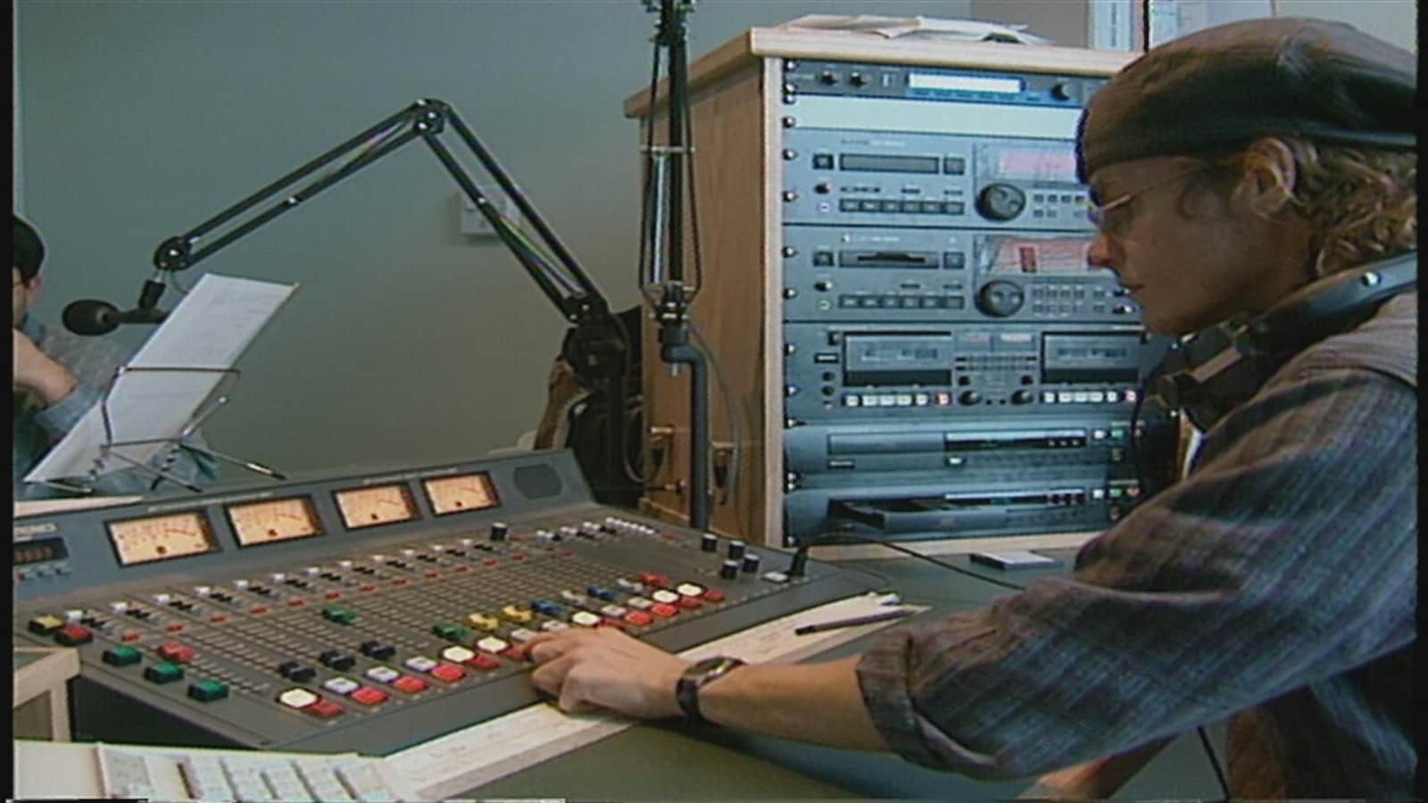 Studio de la radio communautaire CKRP, en 1996.
