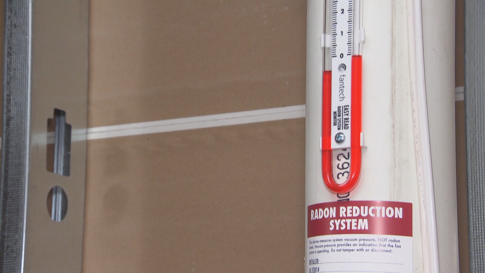 Un tuyau d'un système d'évacuation du radon.