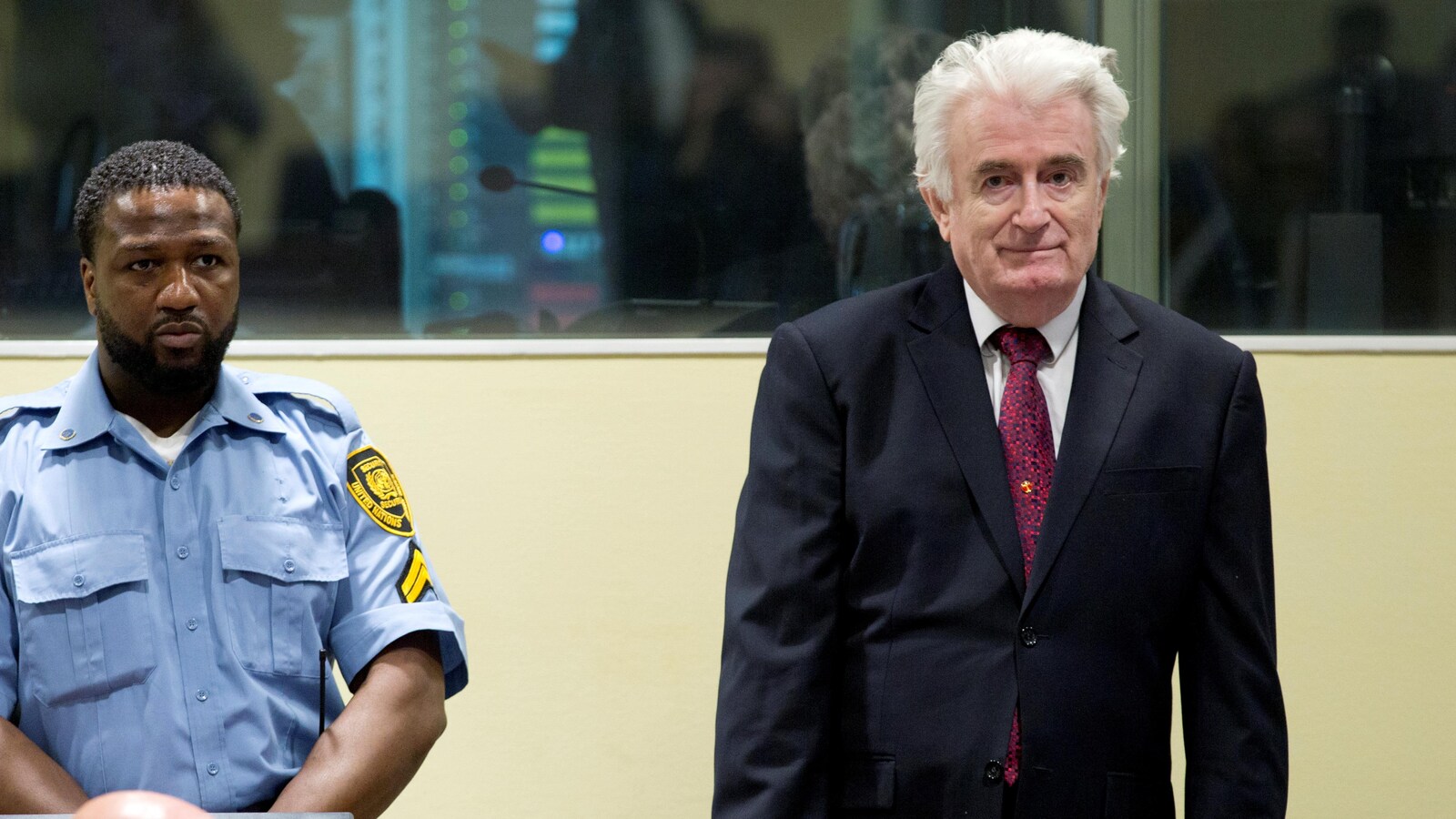 Radovan Karadzic, ancien dirigeant des Serbes de Bosnie, est debout au Tribunal international et écoute la lecture du verdict.