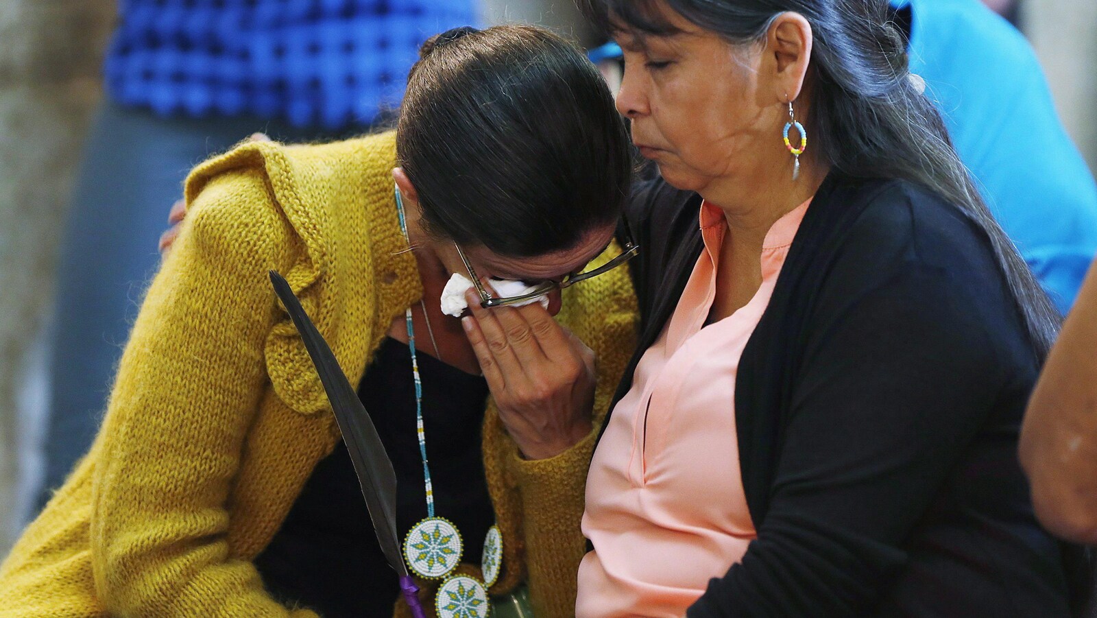 Une femme est réconfortée lors d'un rassemblement des victimes de la rafle des années 1960 avant une excuse provinciale, au Manitoba, en juin 2015.