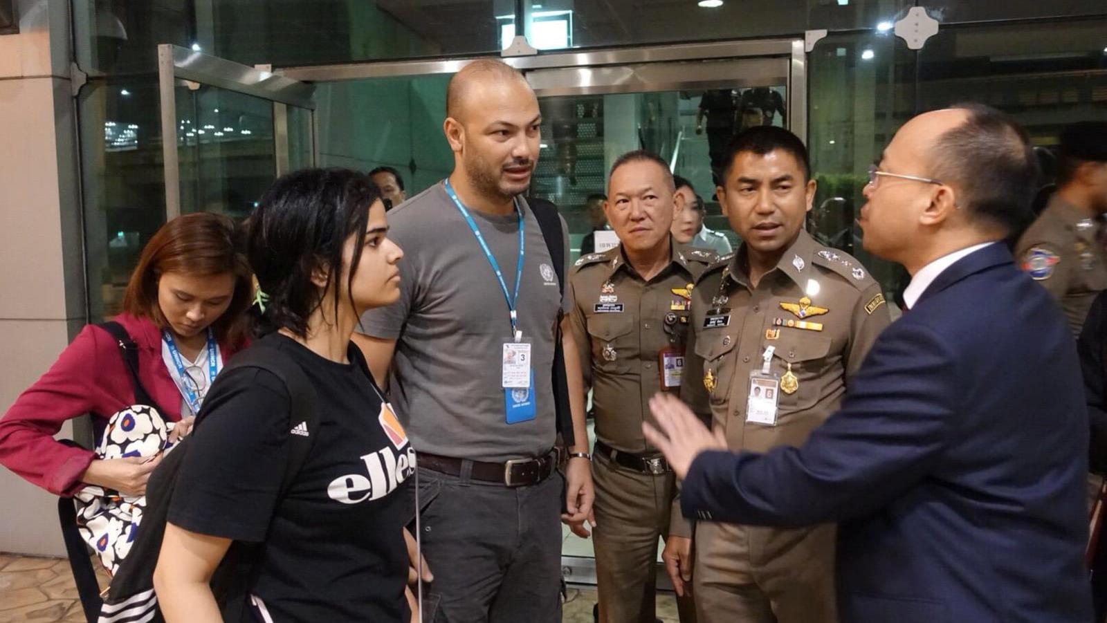Rahaf Mohammed Al-Qunun avec des officiels thaïlandais et un représentant de l'ONU